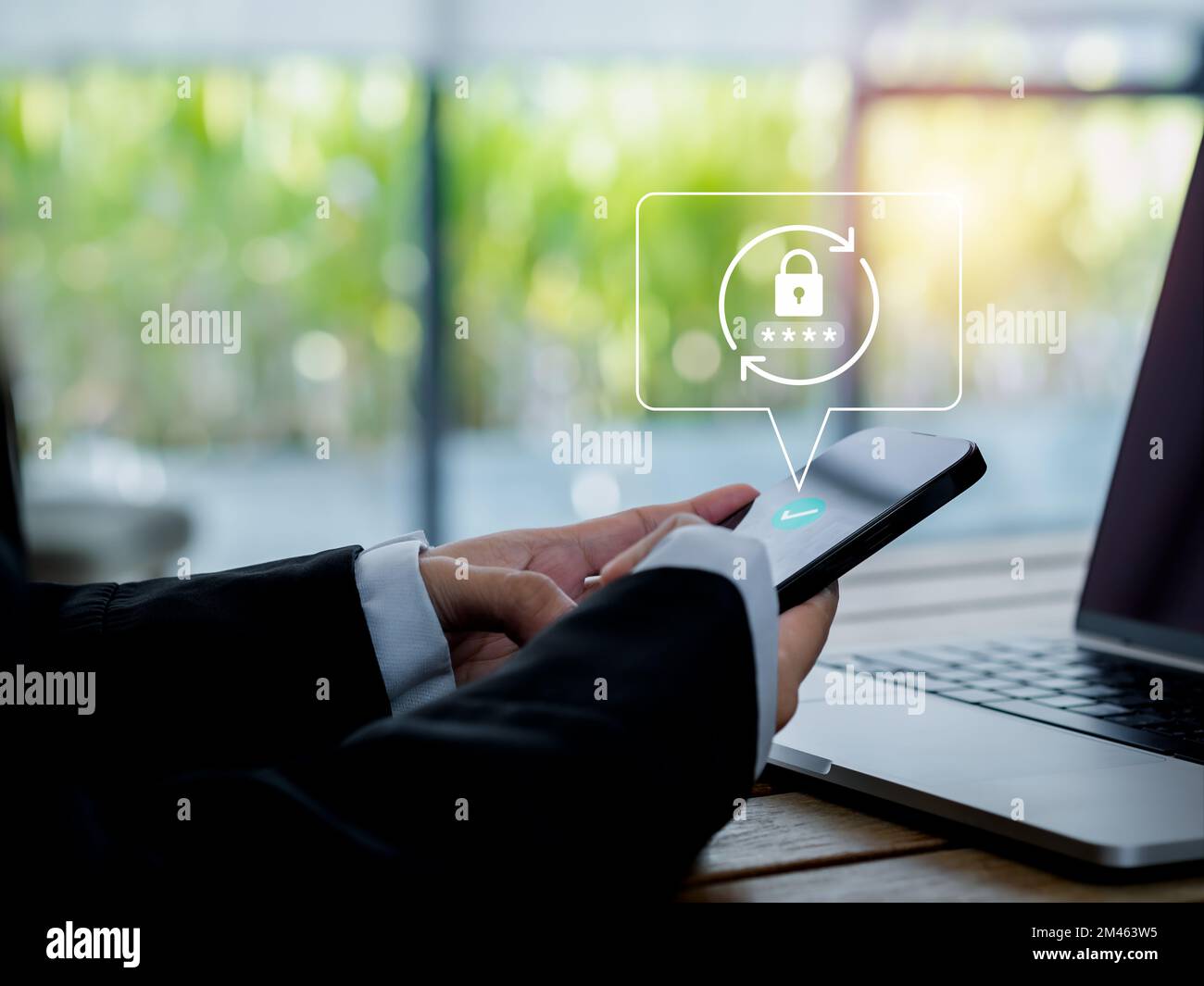 Concept de réinitialisation du mot de passe. Icône de verrouillage, code de sécurité apparaissant sur le téléphone mobile intelligent entre les mains d'un professionnel tout en travaillant avec un ordinateur portable en toute sécurité Banque D'Images