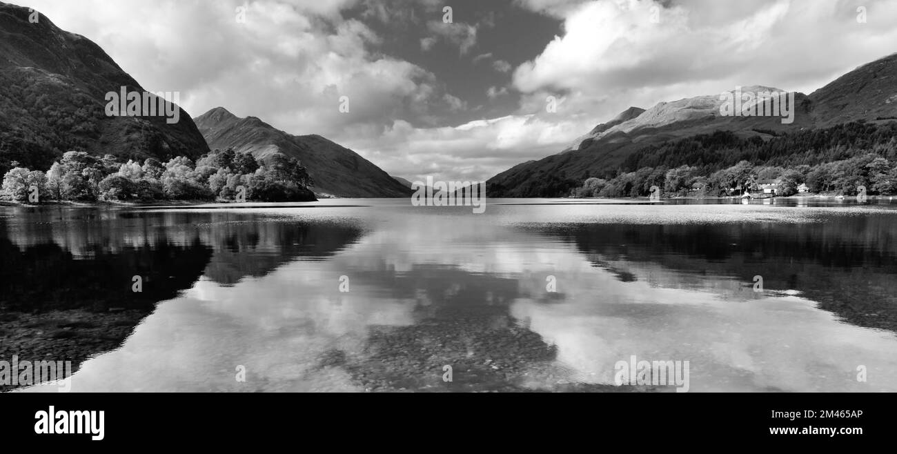 Réflexions au Loch Shiel à Glenfinnan dans les Highlands écossais. Banque D'Images