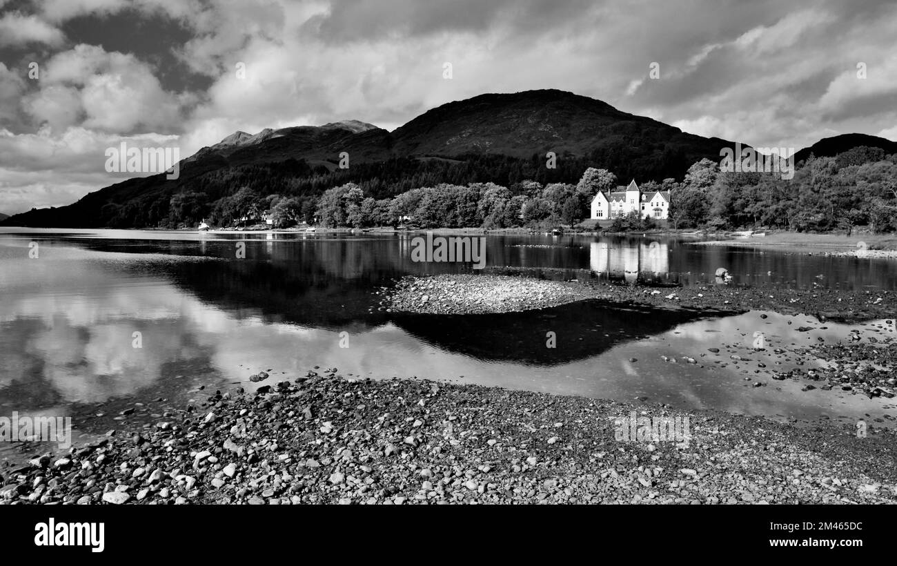 Réflexions au Loch Shiel à Glenfinnan dans les Highlands écossais. Banque D'Images