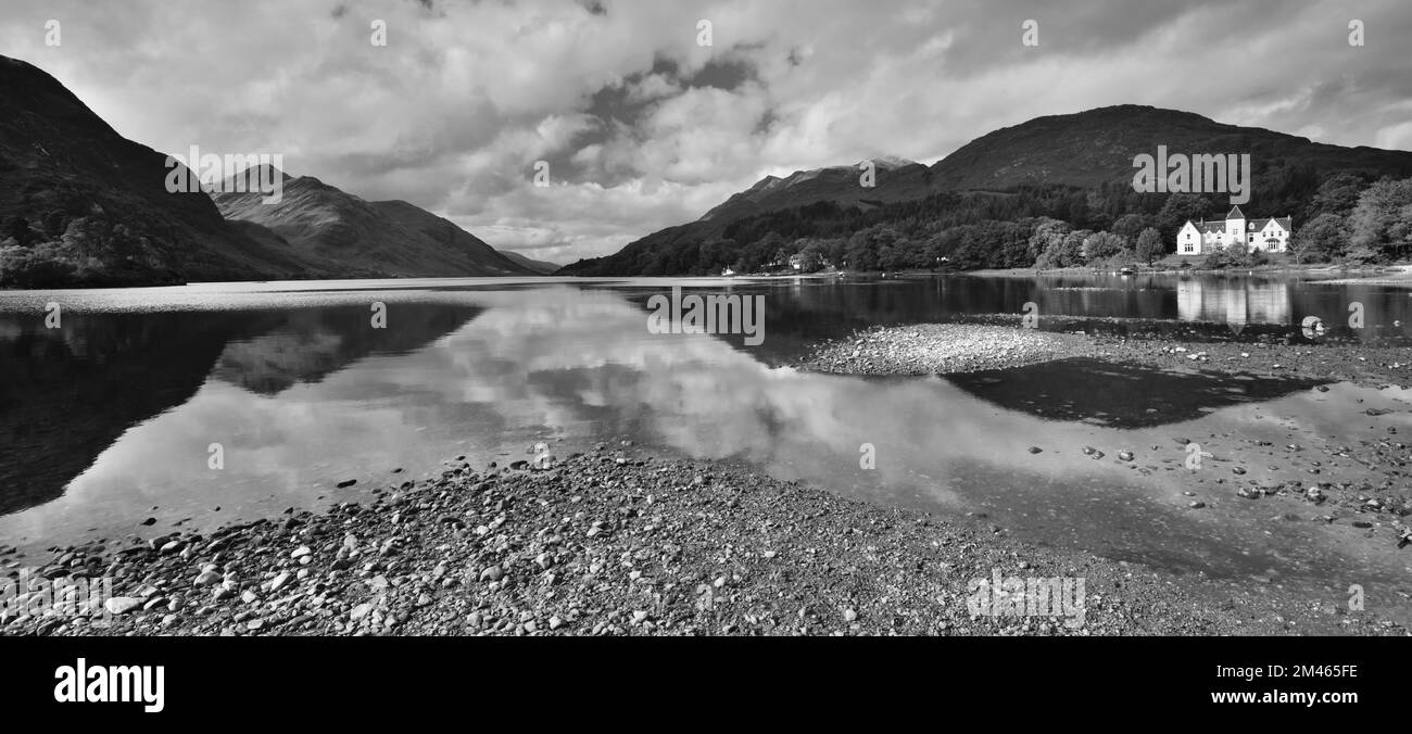 Réflexions au Loch Shiel à Glenfinnan dans les Highlands écossais. Banque D'Images