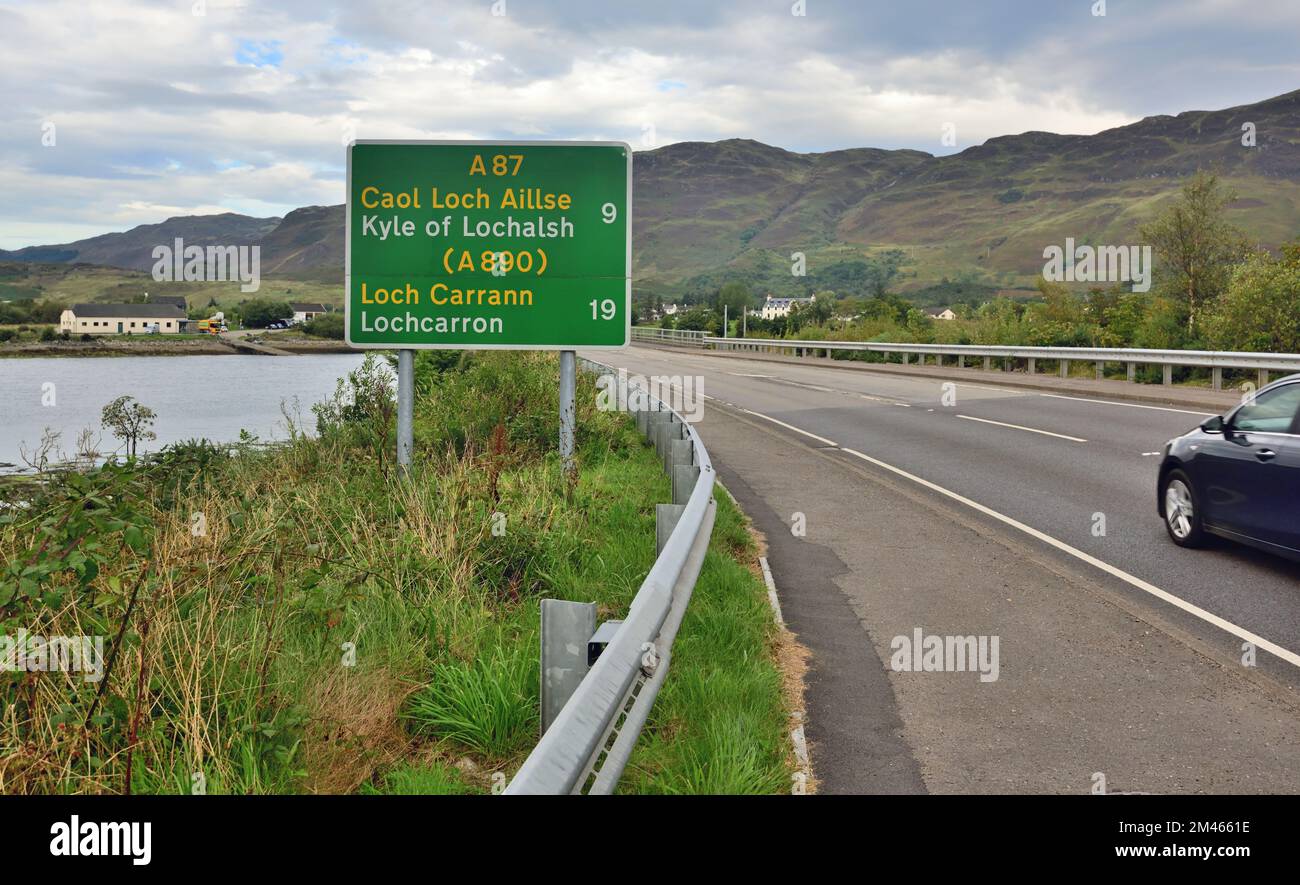 Prenez la route A87 à Dornie, Scottish Highlands. Banque D'Images