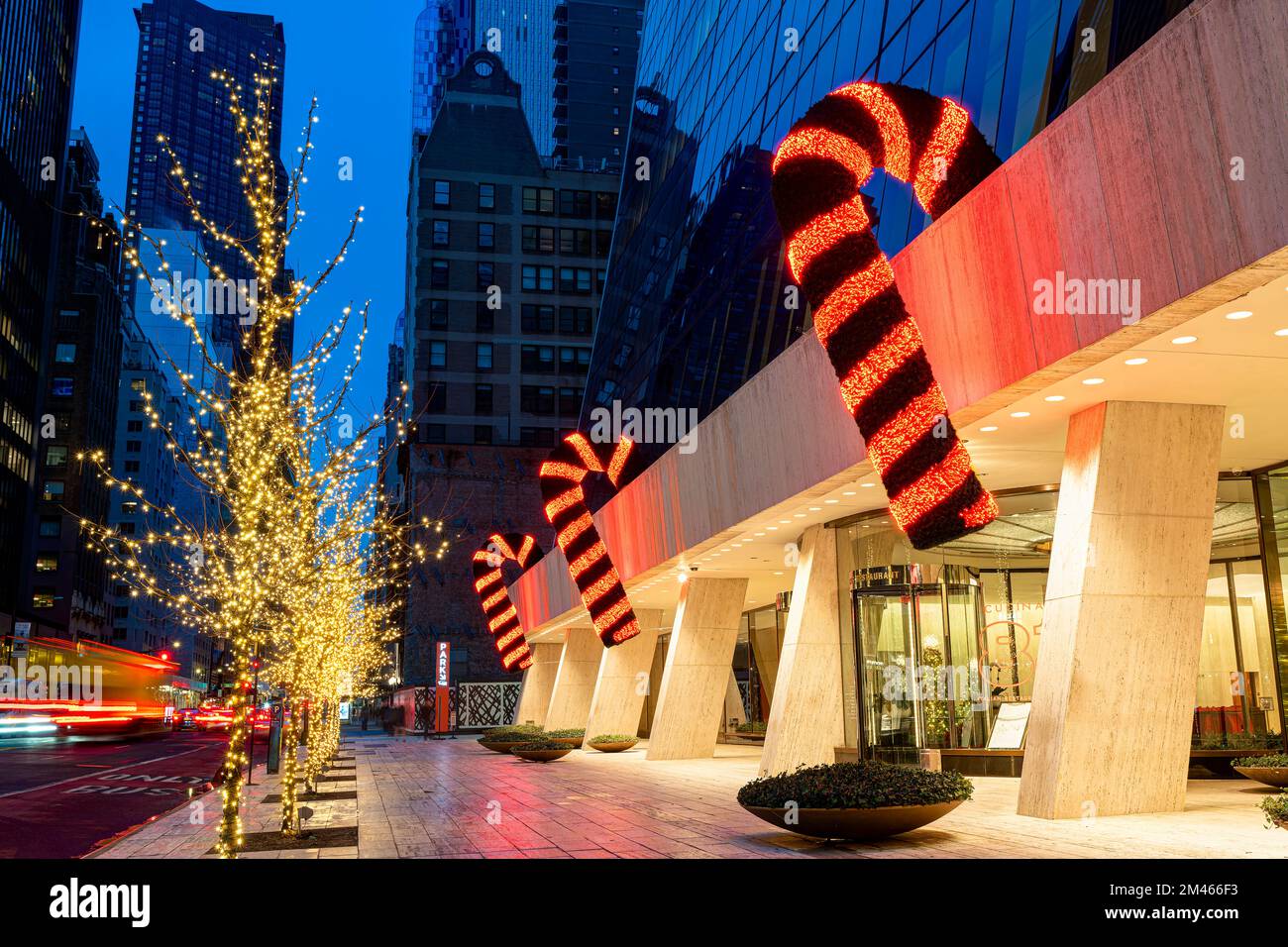Solow Building Plaza (9 West 57th Street) à Noël. Vue depuis West 57th Street, Manhattan, New York, États-Unis Banque D'Images