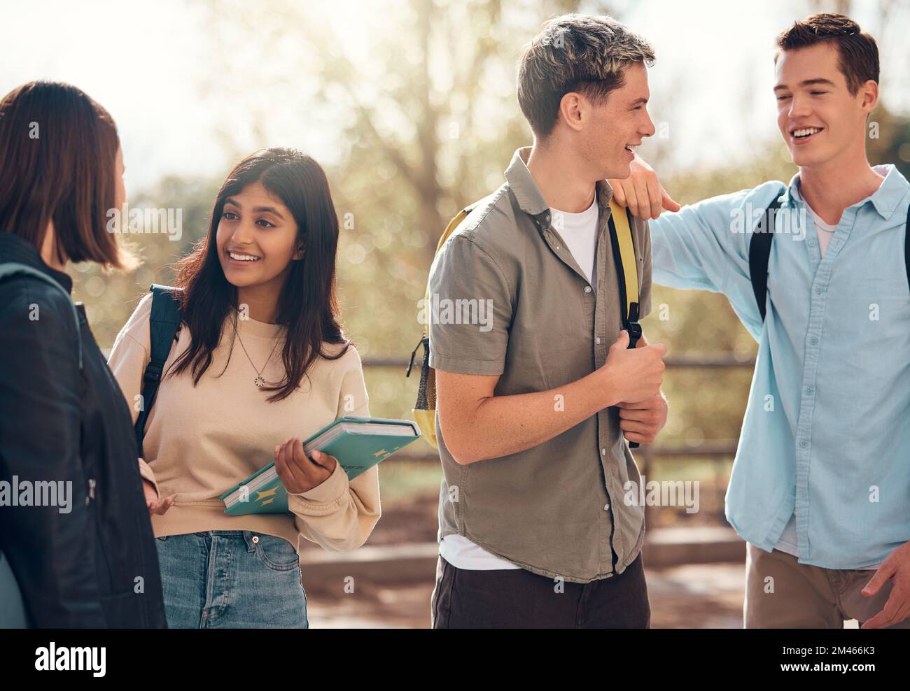 Étudiant, ami et conversation pour discussion sociale, pause ou intervalle à l'université. Heureux étudiants avec le sourire appréciant la communication Banque D'Images