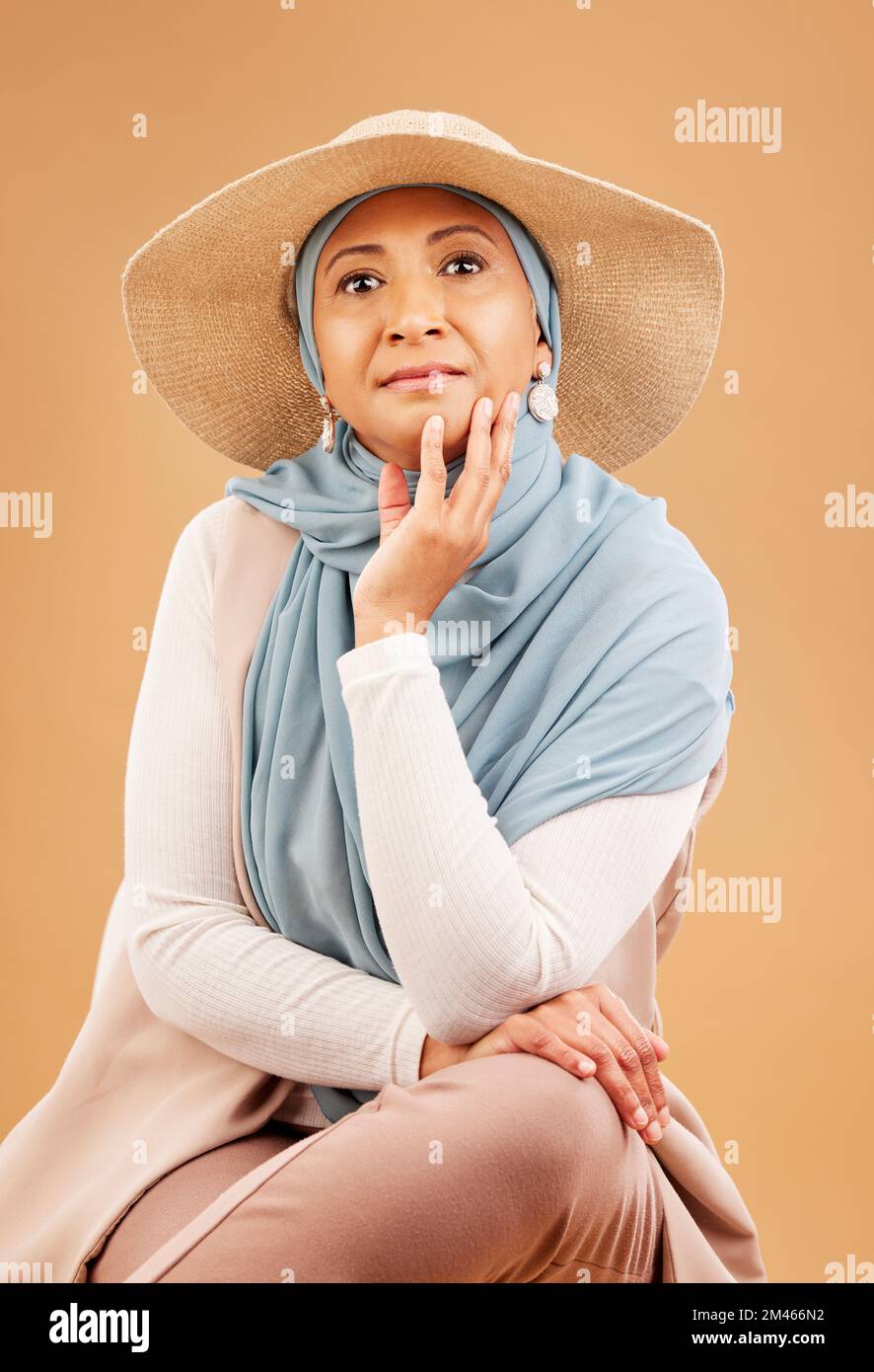 Femme de mode, musulmane et âgée avec des vêtements pour la culture, retraite élégante et style d'été sur un fond de studio brun. Islam, heureux et Banque D'Images