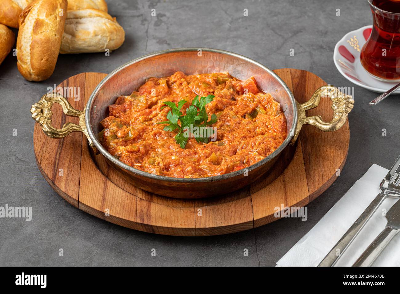 Plats de petit-déjeuner traditionnels turcs préparés avec des œufs et des tomates Banque D'Images