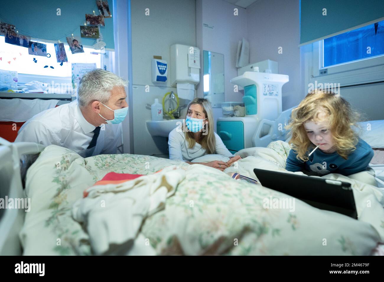 Steve Barclay, secrétaire à la Santé, rencontre Sarah Pinnington-Auld et sa fille de 3 ans, Lucy, qui souffre de fibrose kystique lors d'une visite à l'hôpital universitaire King's College de Londres. Date de la photo: Lundi 19 décembre 2022. Banque D'Images