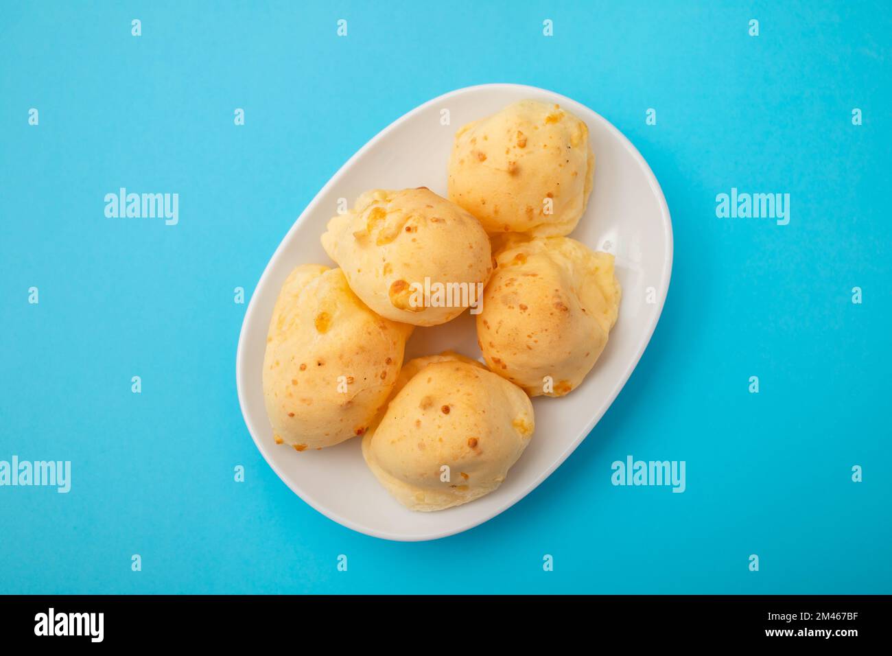 En-cas brésilien du pain au fromage pao de queijo sur un petit plat blanc Banque D'Images