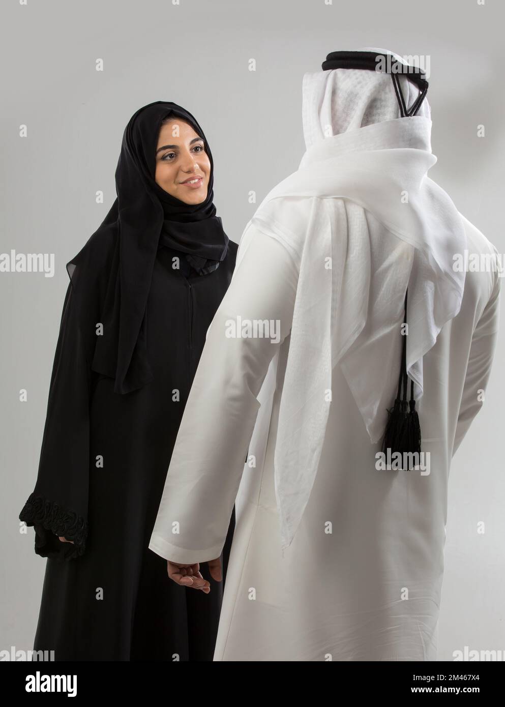 Un couple arabe parle. Banque D'Images