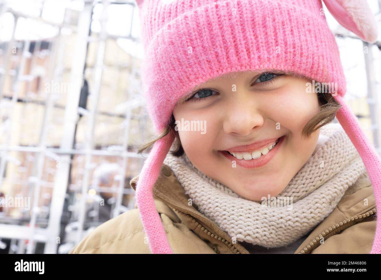 Petite fille portant une écharpe en laine et un bonnet. Espace de copie  vide pour le texte de l'éditeur Photo Stock - Alamy