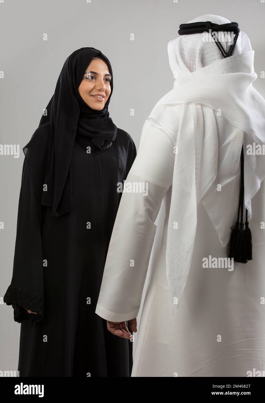Un couple arabe parle. Banque D'Images