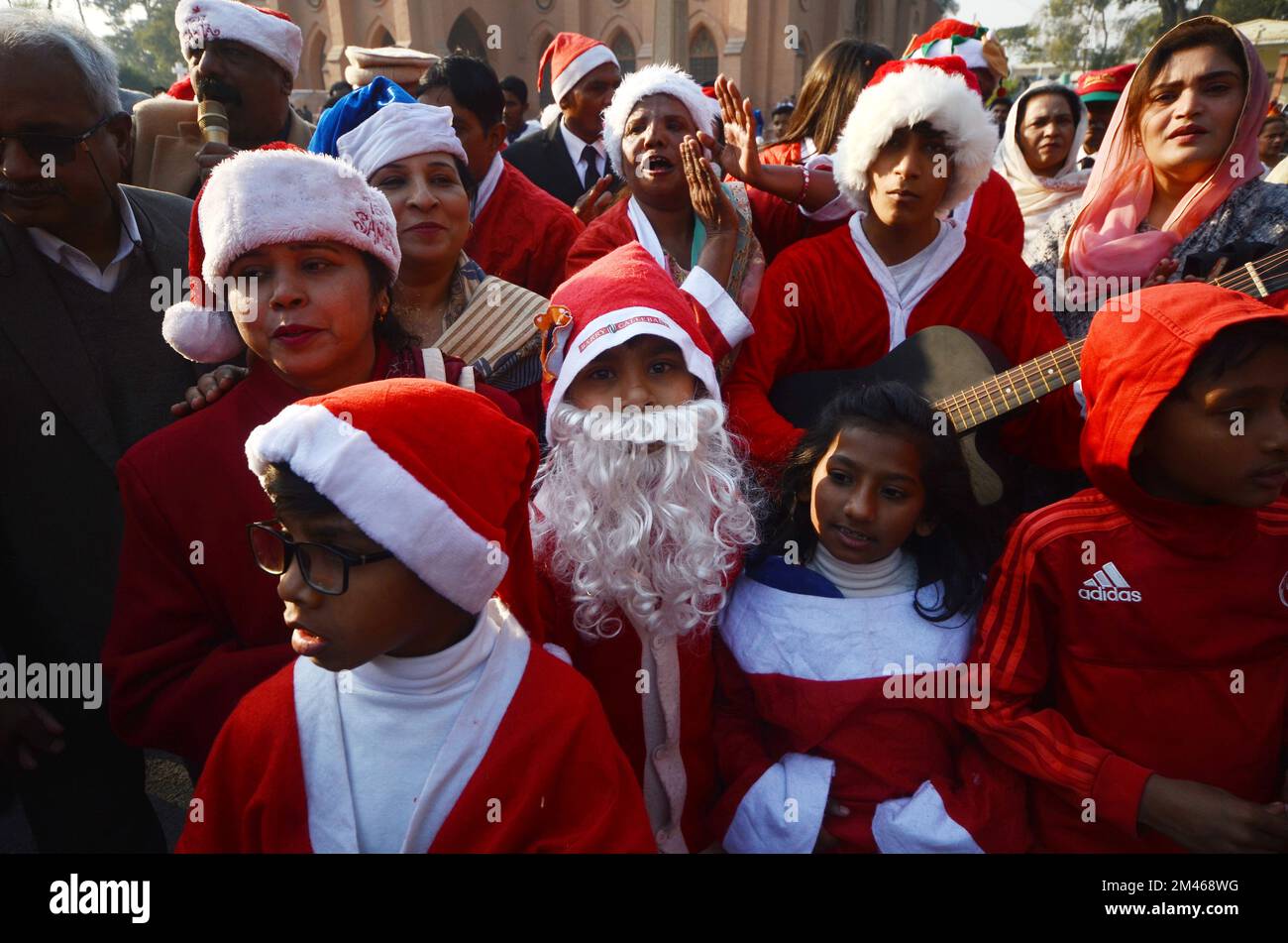 18 décembre 2022, Peshawar, Khyber pakhtunkhwa, Pakistan: Des membres de la minorité chrétienne du Pakistan habillés comme la Clause de Santa prennent part à un rassemblement avant Noël dans une rue de Peshawar. Le Pakistan est un pays musulman à majorité sunnite avec quatre millions de chrétiens sur une population totale d'environ 200 millions d'habitants. (Image de crédit : © Hussain Ali/Pacific Press via ZUMA Press Wire) Banque D'Images