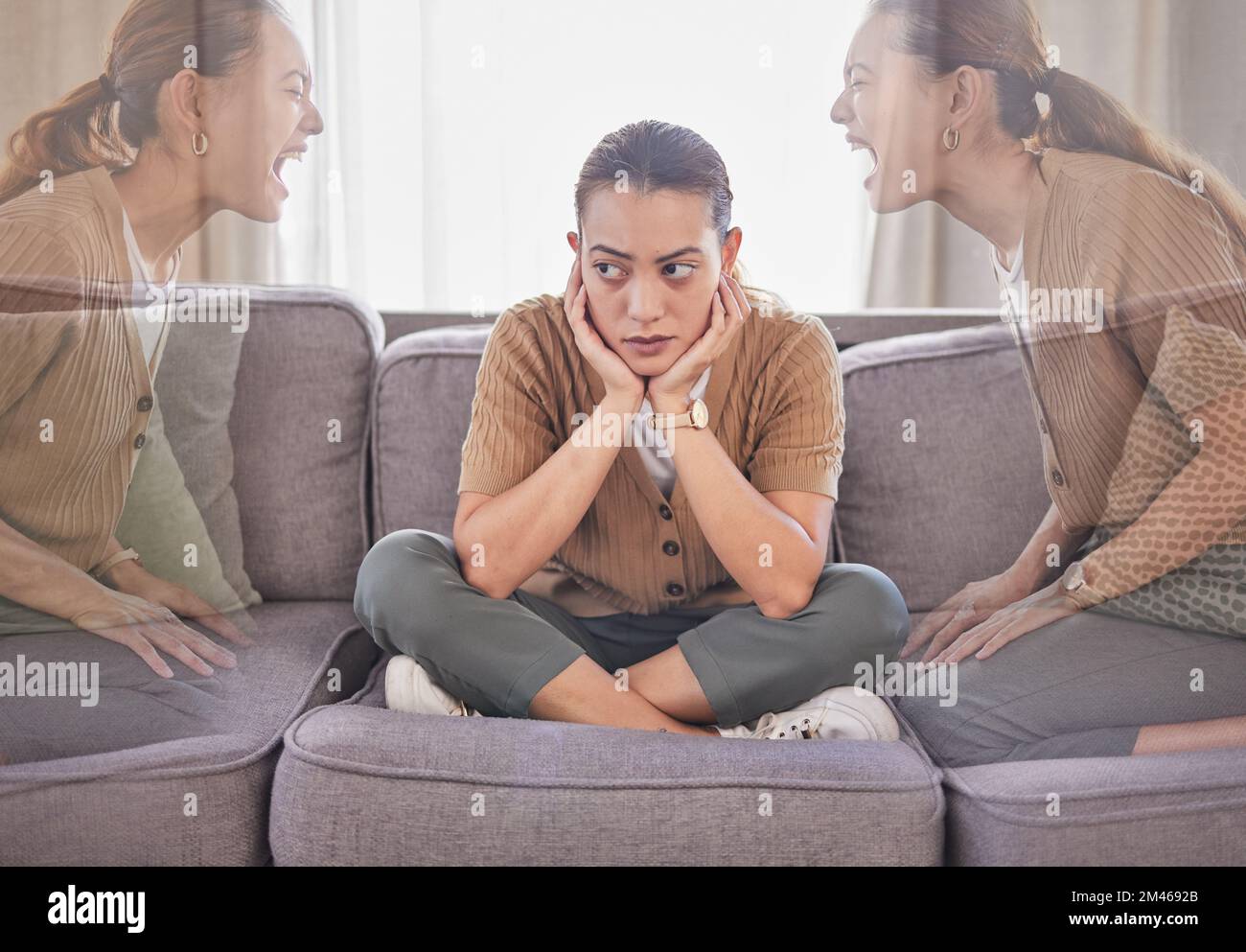 Femme dépressive, collage bipolaire et psychédélique pour la santé mentale à la maison avec la dépression, l'anxiété et la peur de la voix forte sur le canapé. Fou ou peur Banque D'Images