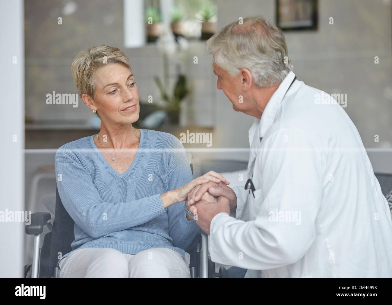 Un médecin, une femme patiente et une personne âgée se tiennent les mains pour obtenir un soutien en consultation médicale pour des nouvelles tristes. Hôpital, clinique de bien-être et de santé avec une personne âgée Banque D'Images