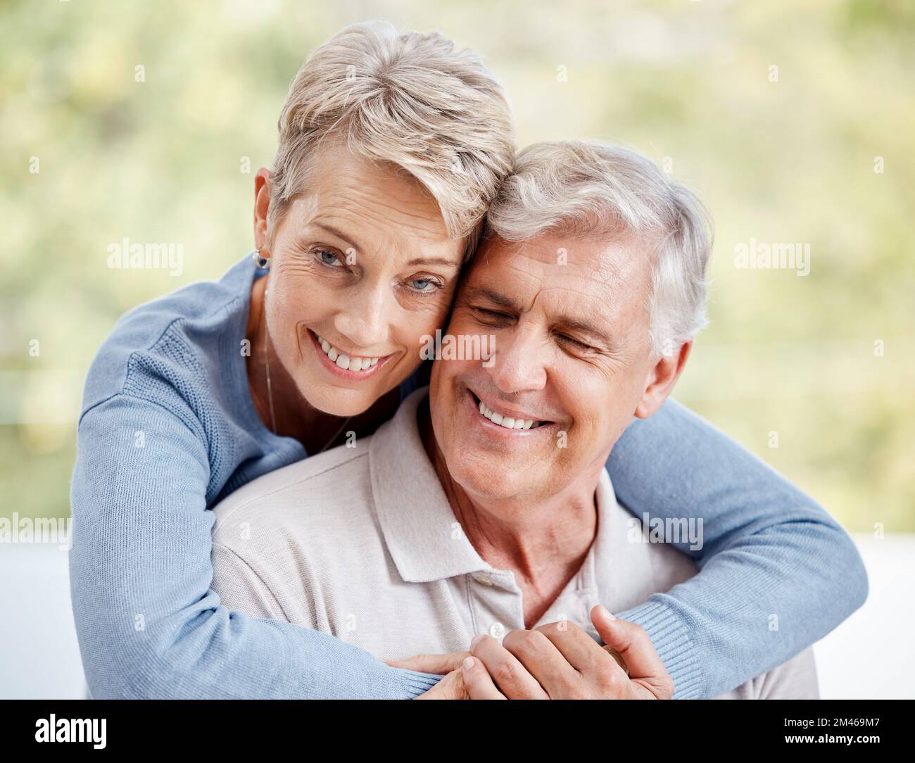 Couple senior, amour ou liaison de la hug dans la maison ou la maison du Canada dans la sécurité, la confiance ou le soutien d'assurance-vie. Portrait, sourire ou heureux de la retraite des personnes âgées Banque D'Images