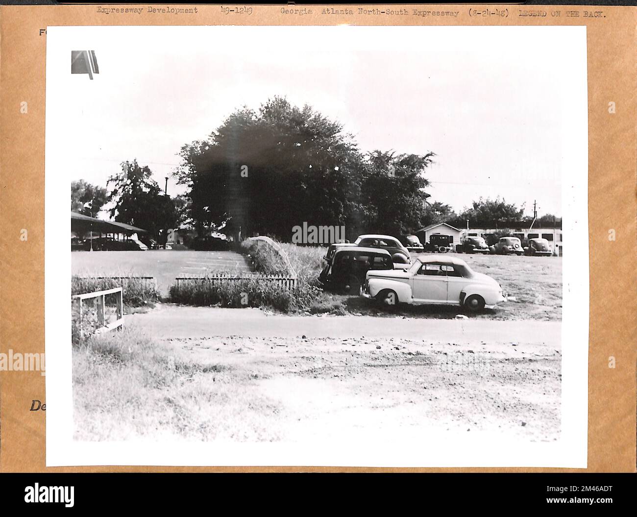 Atlanta North-South Expressway en direction du sud vers North Avenue, en face de Ponce de Leon Avenue. Légende originale : Atlanta North-South Expressway (8-24-48). En direction du sud vers North Avenue, en face de Ponce de Leon Avenue, qui sera fermée. La bretelle d'entrée en direction du nord prend deux rangées de stationnement à partir de Varsity Drive-In sur la gauche. La ligne centrale de l'autoroute est à droite de la petite résidence, à droite du centre. Ga UI-536(2), art. 5. État: Géorgie. Banque D'Images