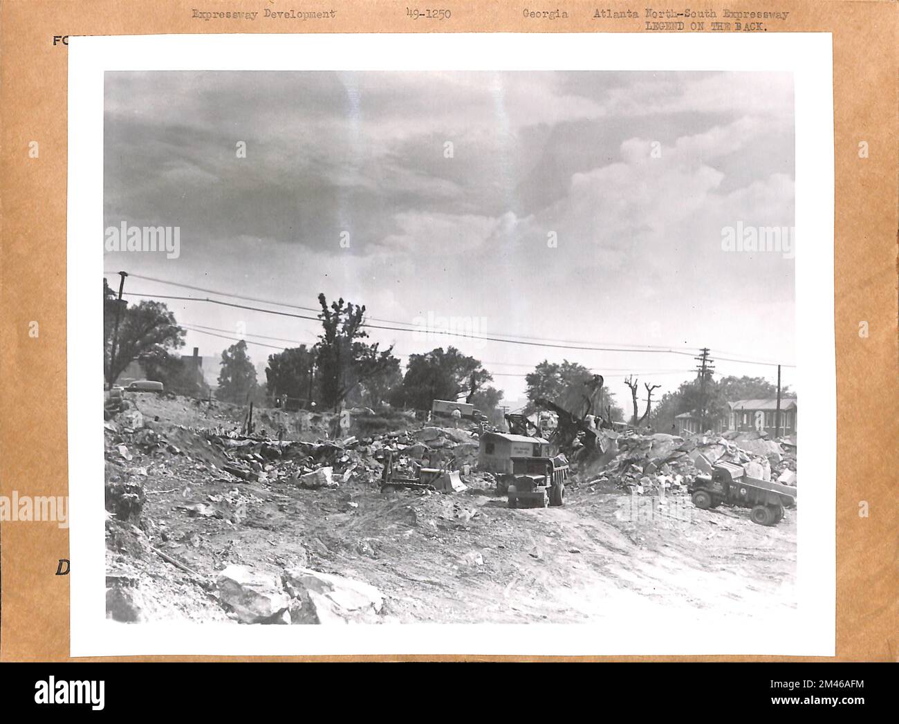Atlanta North-South Expressway en direction du sud vers North Avenue, de l'autre côté de Ponce de Leon Avenue, qui sera fermée. Légende originale : Atlanta North-South Expressway (8-24-48). En direction du sud vers North Avenue, en face de Ponce de Leon Avenue, qui sera fermée. La bretelle d'entrée en direction du nord prend deux rangées de stationnement à partir de Varsity Drive-In sur la gauche. La ligne centrale de l'autoroute est à droite de la petite résidence, à droite du centre. Ga UI-536(2), art. 5. État: Géorgie. Banque D'Images