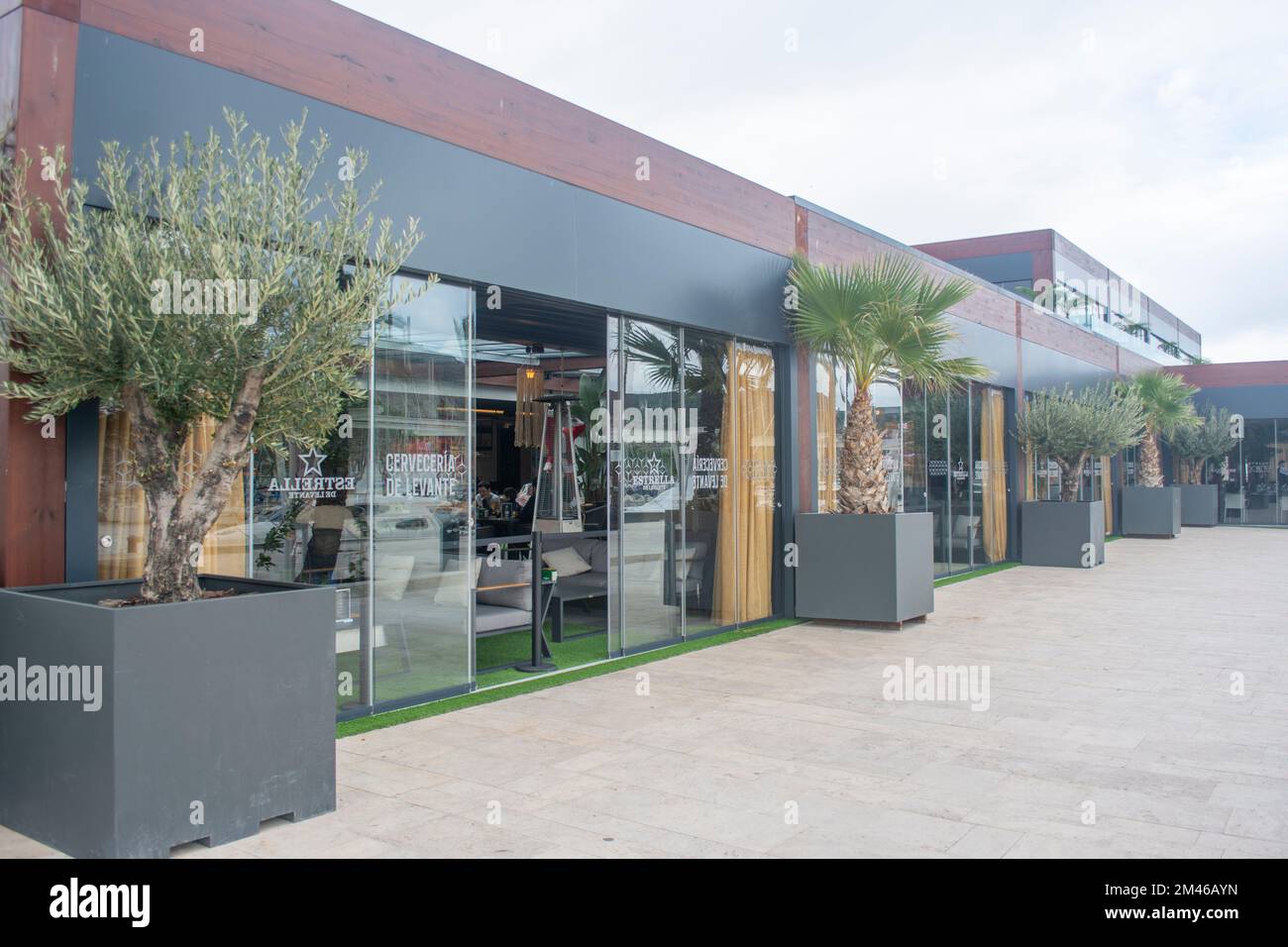 Extérieur du nouveau bar restaurant Alviento sur le quai du port de Cartagena à Murcia, Espagne Banque D'Images