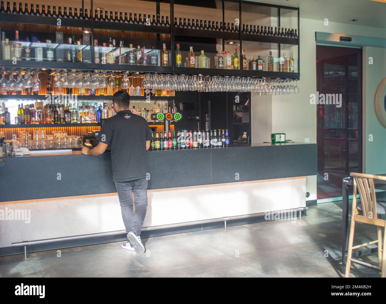 Intérieur du nouveau bar restaurant Alviento sur le quai du port de Cartagena à Murcia, Espagne Banque D'Images