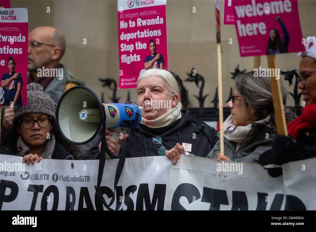 Londres, Angleterre, Royaume-Uni. 19th décembre 2022. Les manifestants se réunissent devant les cours royales de justice tandis que la haute Cour du Royaume-Uni se prépare à décider du projet du gouvernement britannique d'envoyer des demandeurs d'asile au Rwanda. (Image de crédit : © Tayfun Salci/ZUMA Press Wire) Banque D'Images