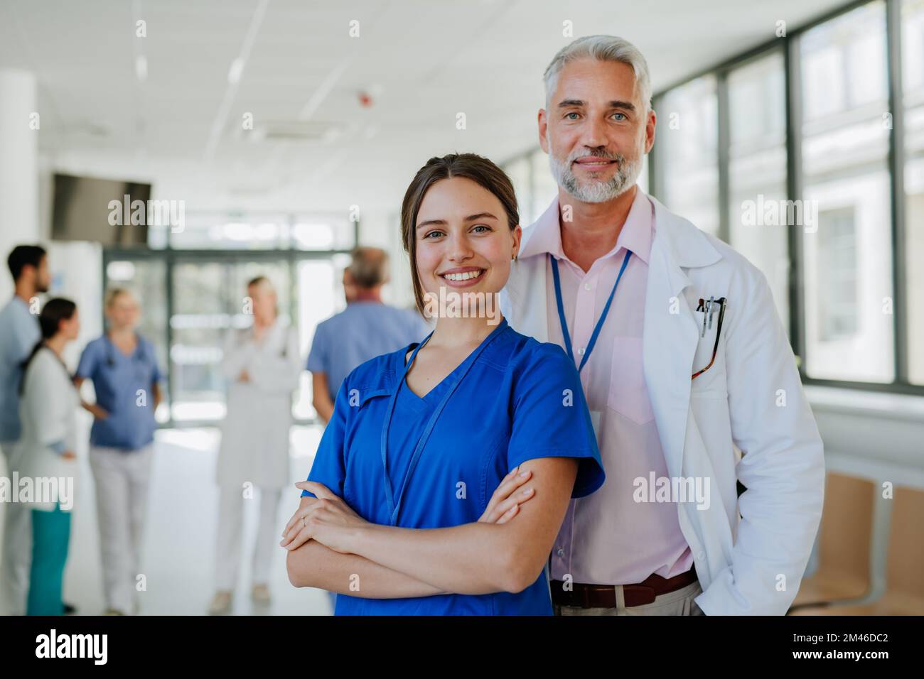 Portrait d'un médecin âgé avec son jeune collègue dans le couloir de l'hôpital. Concept de soins de santé. Banque D'Images