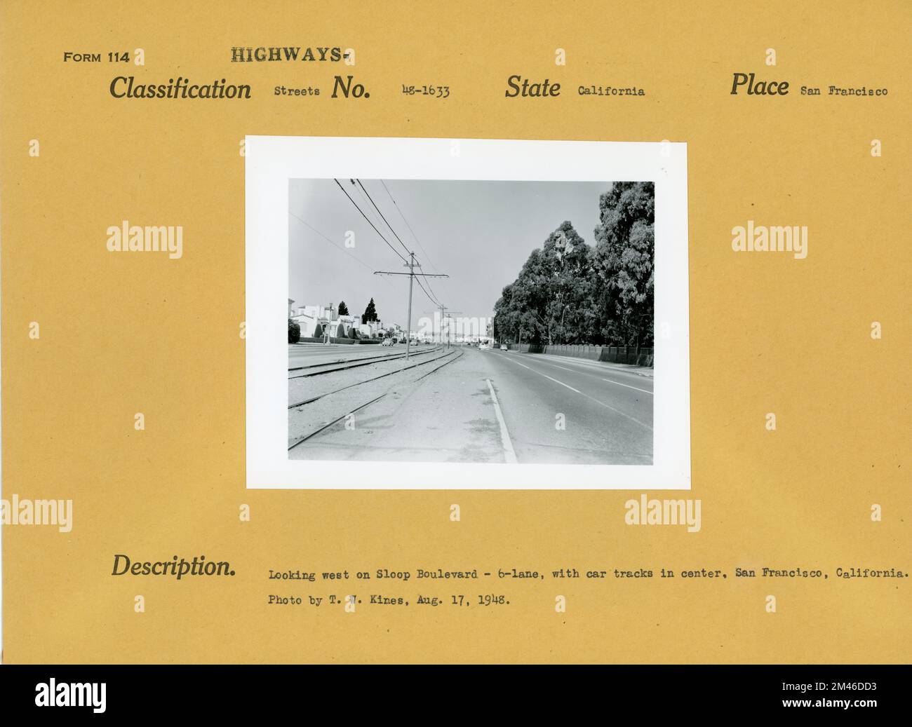 Vue vers l'ouest sur Sloop Boulevard. Légende originale : vue vers l'ouest sur Sloop Boulevard - 6 voies avec voies de circulation au centre. Photo de T. W. Kines. État: Californie. Lieu: San Francisco. Banque D'Images