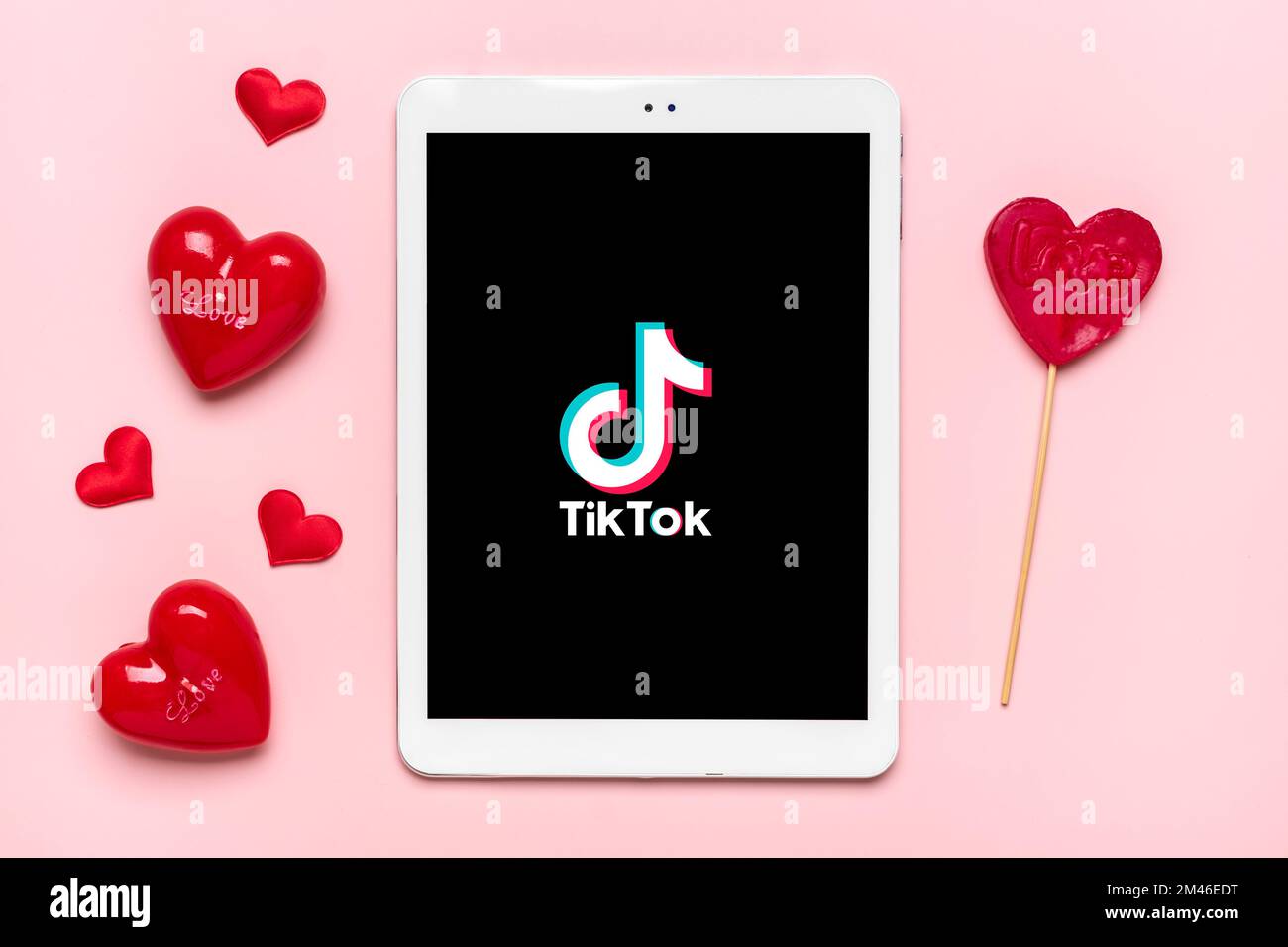 Bangkok, Thaïlande décembre 2022 smartphone Tik Tok icône d'application, logo à l'écran, comme, cœur rouge sur fond rose réseau de médias sociaux tendance c Banque D'Images