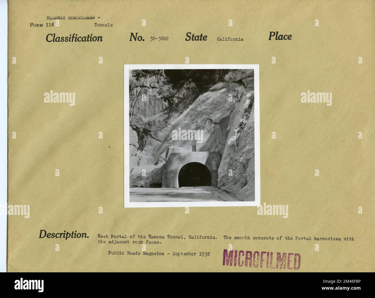 Tunnel Wawona. Légende originale: West Portal of the Wawona tunnel, Californie. Le béton lisse du Portal s'harmonise avec les surfaces rocheuses adjacentes. Public Roads Magazine - septembre 1938. État: Californie. Banque D'Images