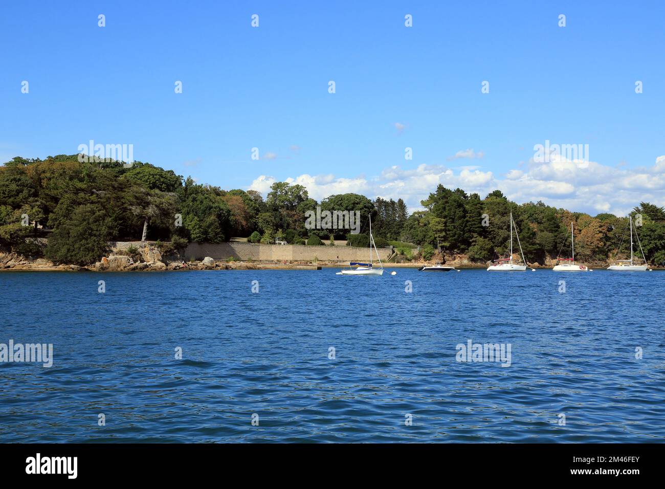 Vue sur la plage de Kerguen depuis le Golfe du Morbihan, Arradon, Morbihan, Bretagne, France Banque D'Images