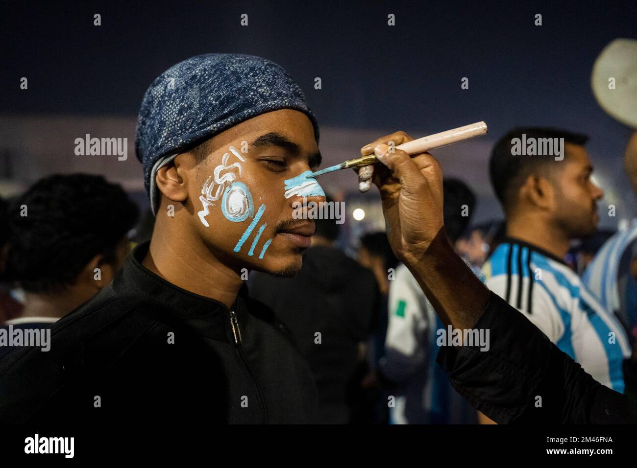 Dhaka, Bangladesh. 19th décembre 2022. Un fan voit le nom de Messi peint sur son visage. (Credit image: © Rizwan Hasan/Pacific Press via ZUMA Press Wire) Banque D'Images