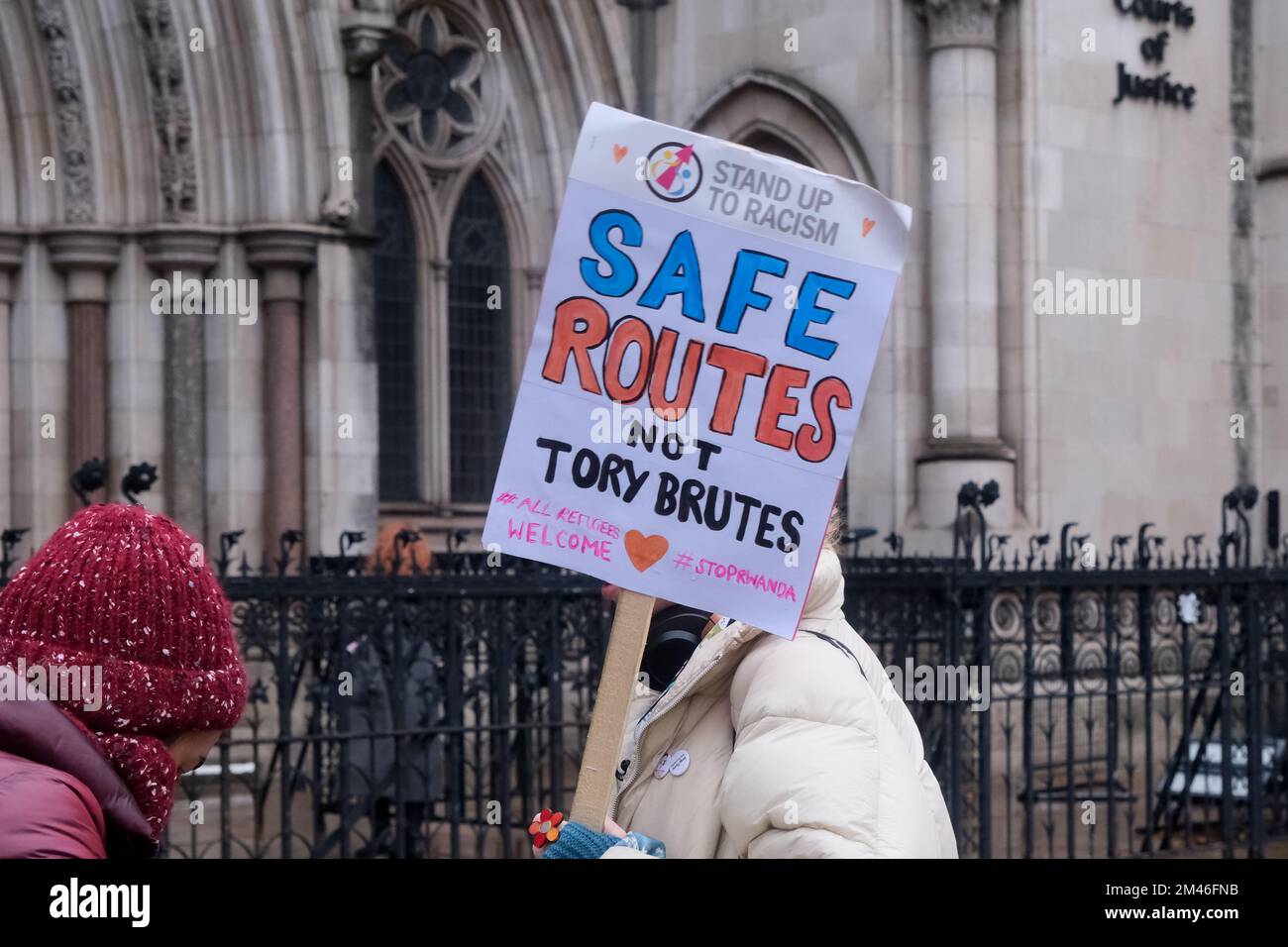 Cours royales de justice, Londres, Royaume-Uni. 19th décembre 2022. Les manifestants devant les cours royales de justice après le projet d'envoyer des demandeurs d'asile au Rwanda ont été jugés légaux. Crédit : Matthew Chattle/Alay Live News Banque D'Images