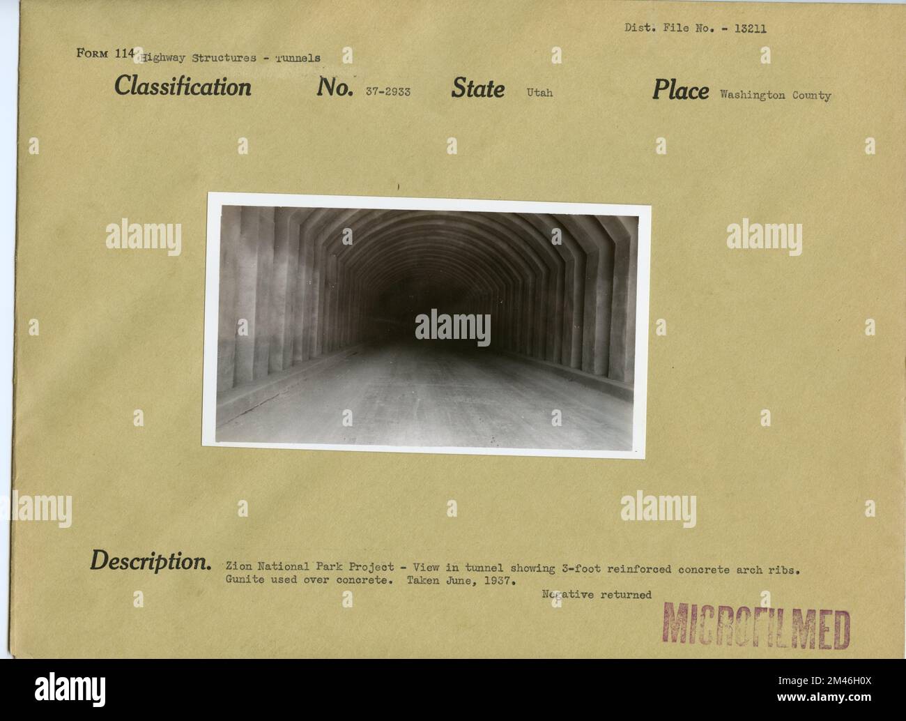 Projet de parc national de Zion. Légende originale : projet du parc national de Zion - vue dans le tunnel montrant des côtes de voûte en béton armé de 3 pieds. La gunite est utilisée sur le béton. En juin 1937. État : Utah. Lieu : Comté de Washington. Banque D'Images