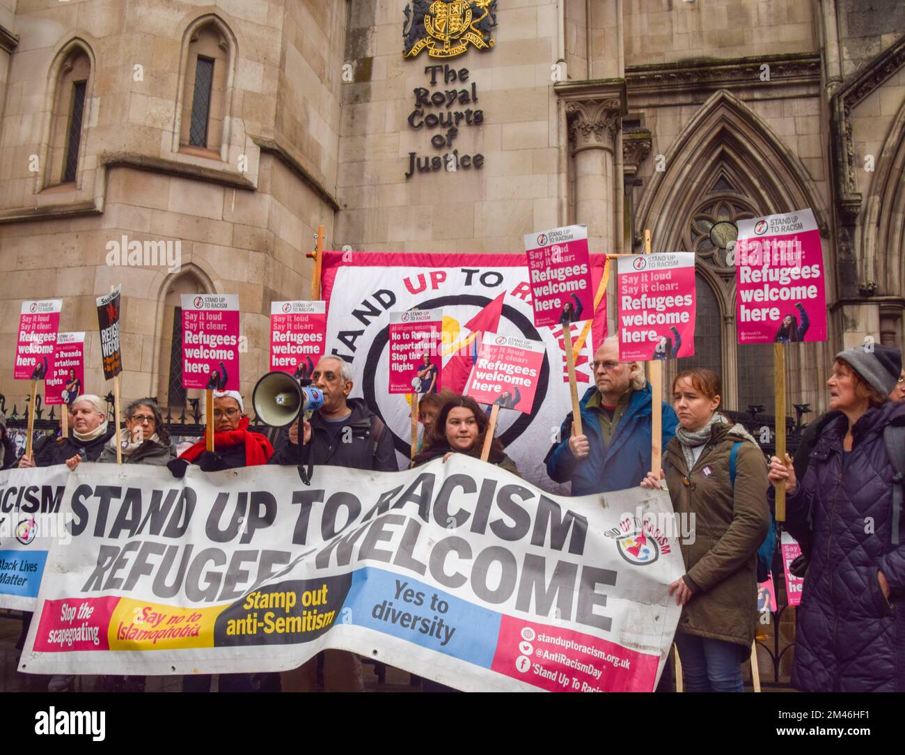 Londres, Royaume-Uni. 19th décembre 2022. Les manifestants se sont rassemblés devant les cours royales de justice pour soutenir les réfugiés et s'opposer au système de réfugiés rwandais, alors que la haute Cour a décidé si le plan d'expulsion du Gouvernement britannique pour le Rwanda était légal. Banque D'Images