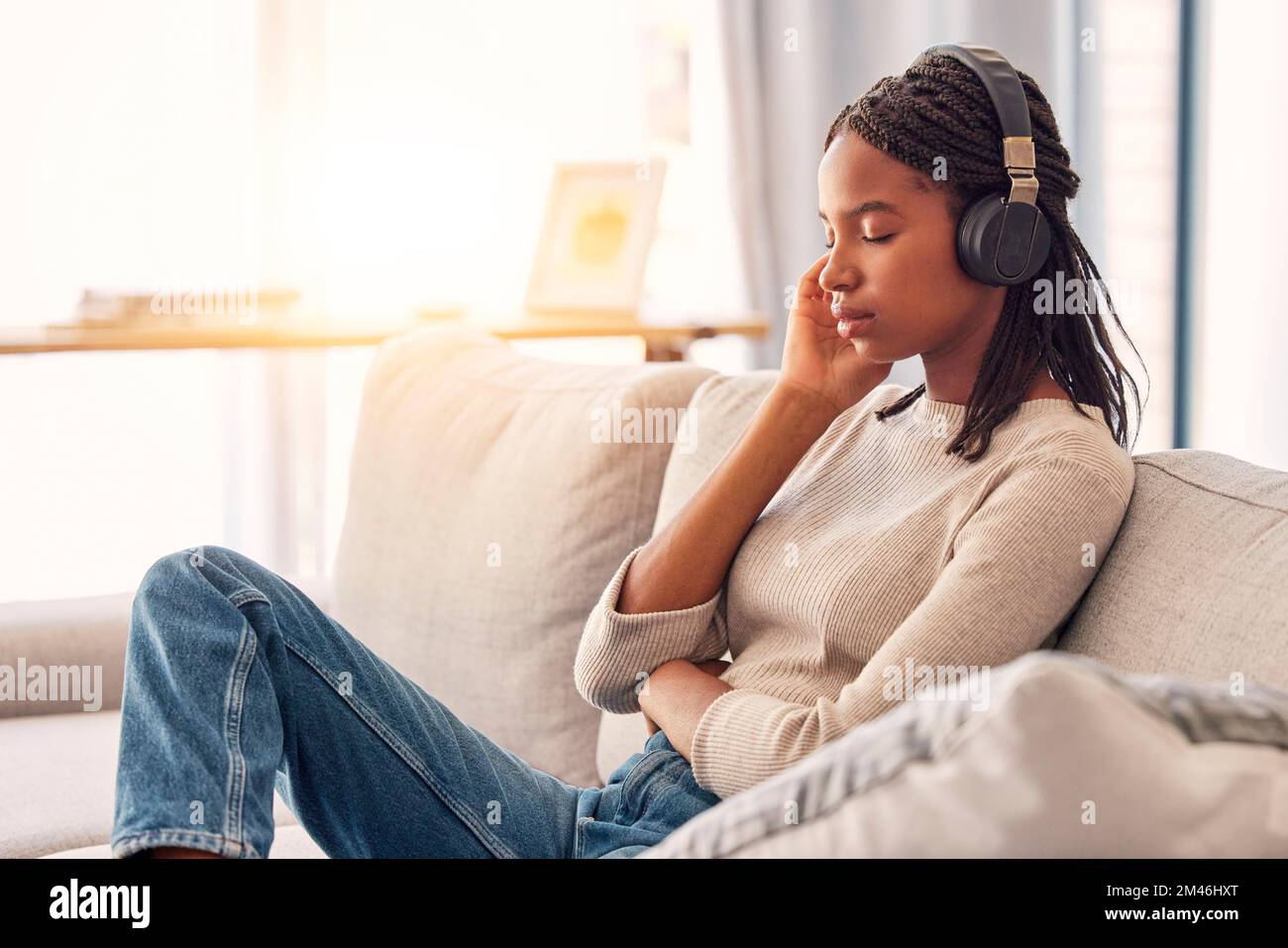Détendez-vous, musique et femme noire avec un podcast calme, un son de  bien-être et fatigué avec la radio sur le canapé. Zen, sommeil et fille  avec écouteurs à l'écoute Photo Stock -
