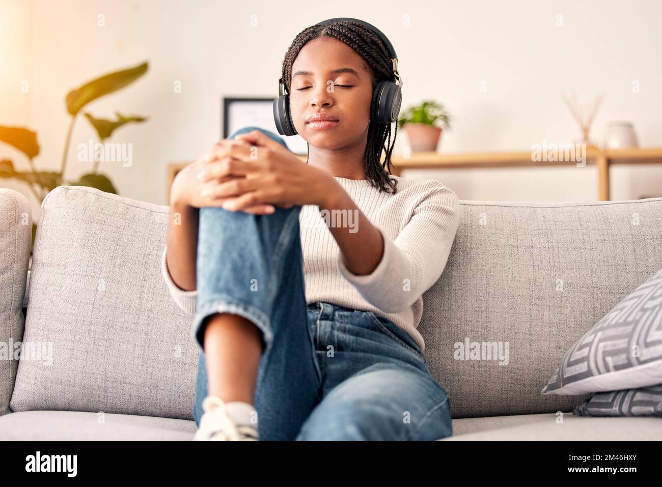 Écouteurs de musique, la paix et la détente fille écoutant le podcast de bien-être pour la mentalité calme, la pleine conscience ou la méditation audio. Méditation facile, salon Banque D'Images