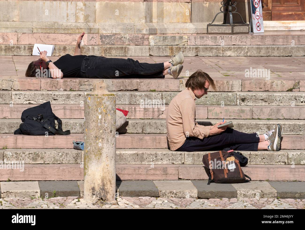 Les touristes près du Duomo d'Orvieto par une journée ensoleillée Banque D'Images