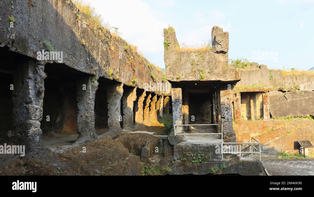 Vue de Khapra Kodiya les grottes bouddhistes de Khapra appartiennent à 3rd-4th siècle après J.-C., Junagadh, Gujarat, Inde. Banque D'Images Vue de Khapra Kodiya les grottes bouddhistes de Khapra appartiennent à 3rd-4th siècle après J.-C., Junagadh, Gujarat, Inde. Banque D'Images