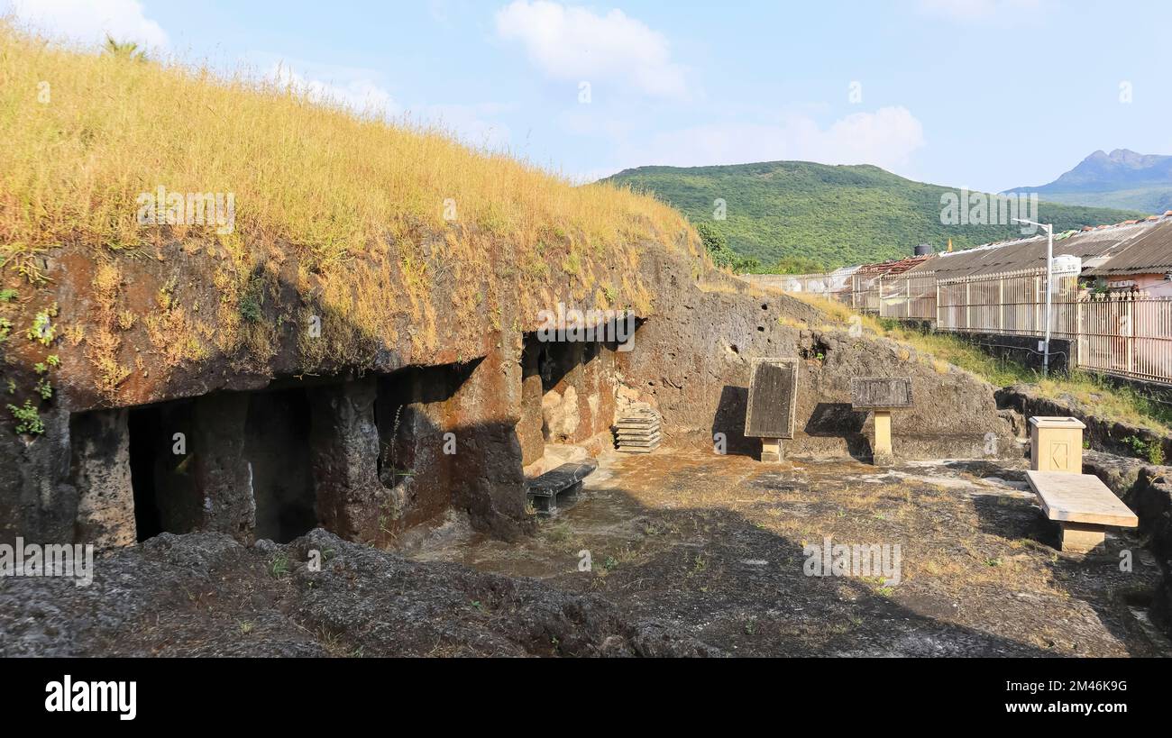 Grottes de Bava Pyara également connues sous le nom de grottes de Baba Pyara construites en 1st ou 2nd siècle après J.-C., Junagadh, Gujarat, Inde. Grottes contient des œuvres d'art du bouddhisme et Banque D'Images Grottes de Bava Pyara également connues sous le nom de grottes de Baba Pyara construites en 1st ou 2nd siècle après J.-C., Junagadh, Gujarat, Inde. Grottes contient des œuvres d'art du bouddhisme et Banque D'Images