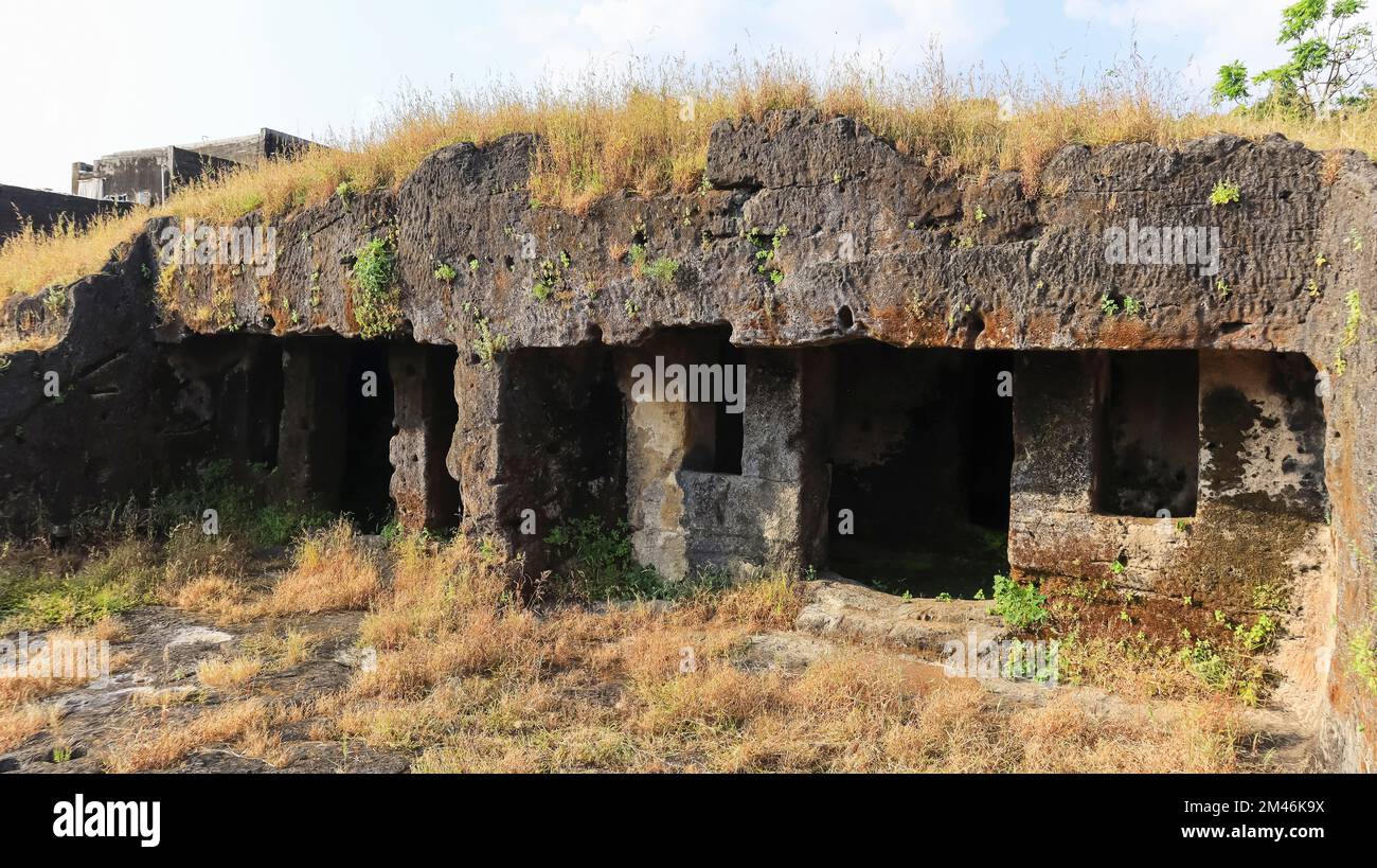 Grottes de Bava Pyara également connues sous le nom de grottes de Baba Pyara construites en 1st ou 2nd siècle après J.-C., Junagadh, Gujarat, Inde. Grottes contient des œuvres d'art du bouddhisme et Banque D'Images Grottes de Bava Pyara également connues sous le nom de grottes de Baba Pyara construites en 1st ou 2nd siècle après J.-C., Junagadh, Gujarat, Inde. Grottes contient des œuvres d'art du bouddhisme et Banque D'Images