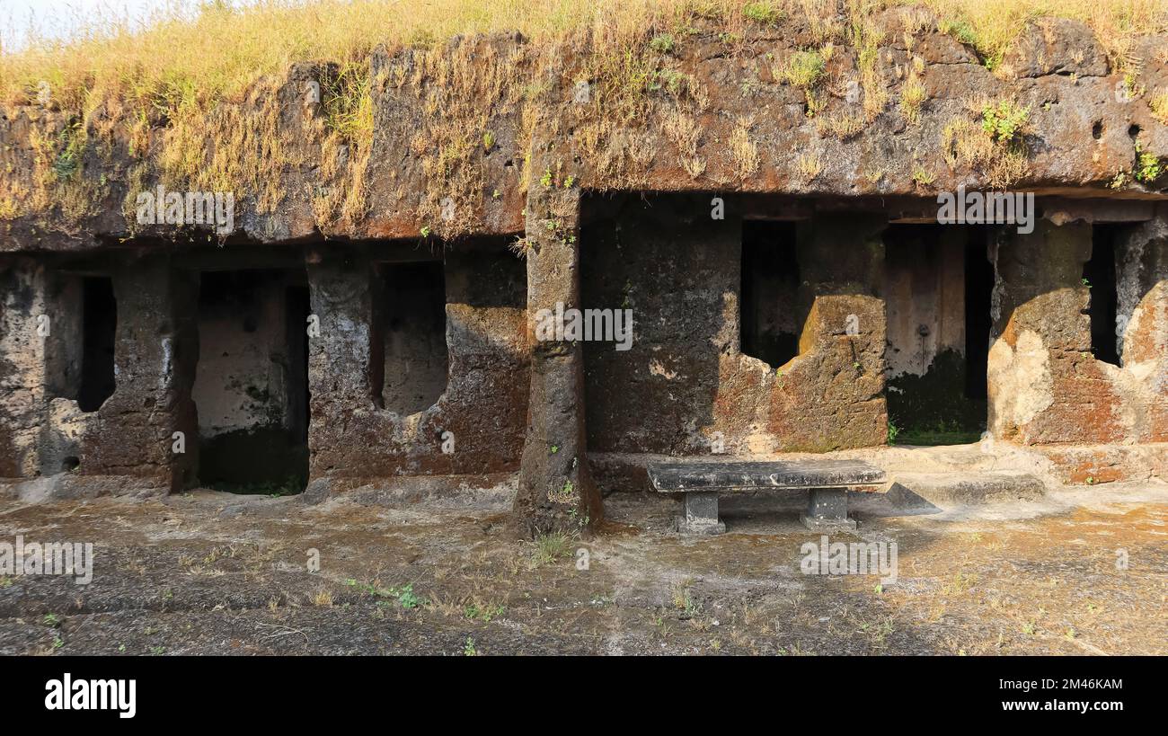 Grottes de Bava Pyara également connues sous le nom de grottes de Baba Pyara construites en 1st ou 2nd siècle après J.-C., Junagadh, Gujarat, Inde. Grottes contient des œuvres d'art du bouddhisme et Banque D'Images Grottes de Bava Pyara également connues sous le nom de grottes de Baba Pyara construites en 1st ou 2nd siècle après J.-C., Junagadh, Gujarat, Inde. Grottes contient des œuvres d'art du bouddhisme et Banque D'Images