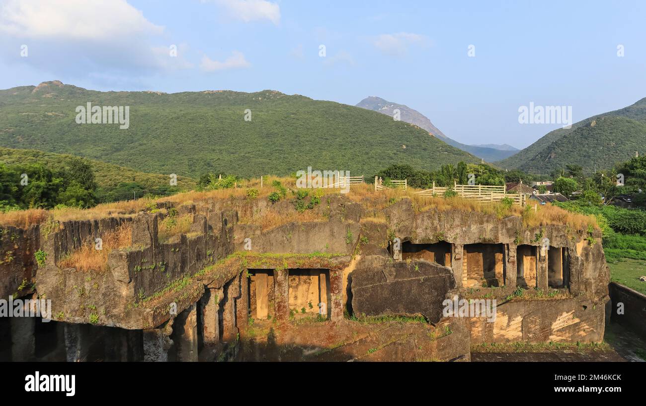 Vue de Khapra Kodiya les grottes bouddhistes de Khapra appartiennent à 3rd-4th siècle après J.-C., Junagadh, Gujarat, Inde. Banque D'Images Vue de Khapra Kodiya les grottes bouddhistes de Khapra appartiennent à 3rd-4th siècle après J.-C., Junagadh, Gujarat, Inde. Banque D'Images