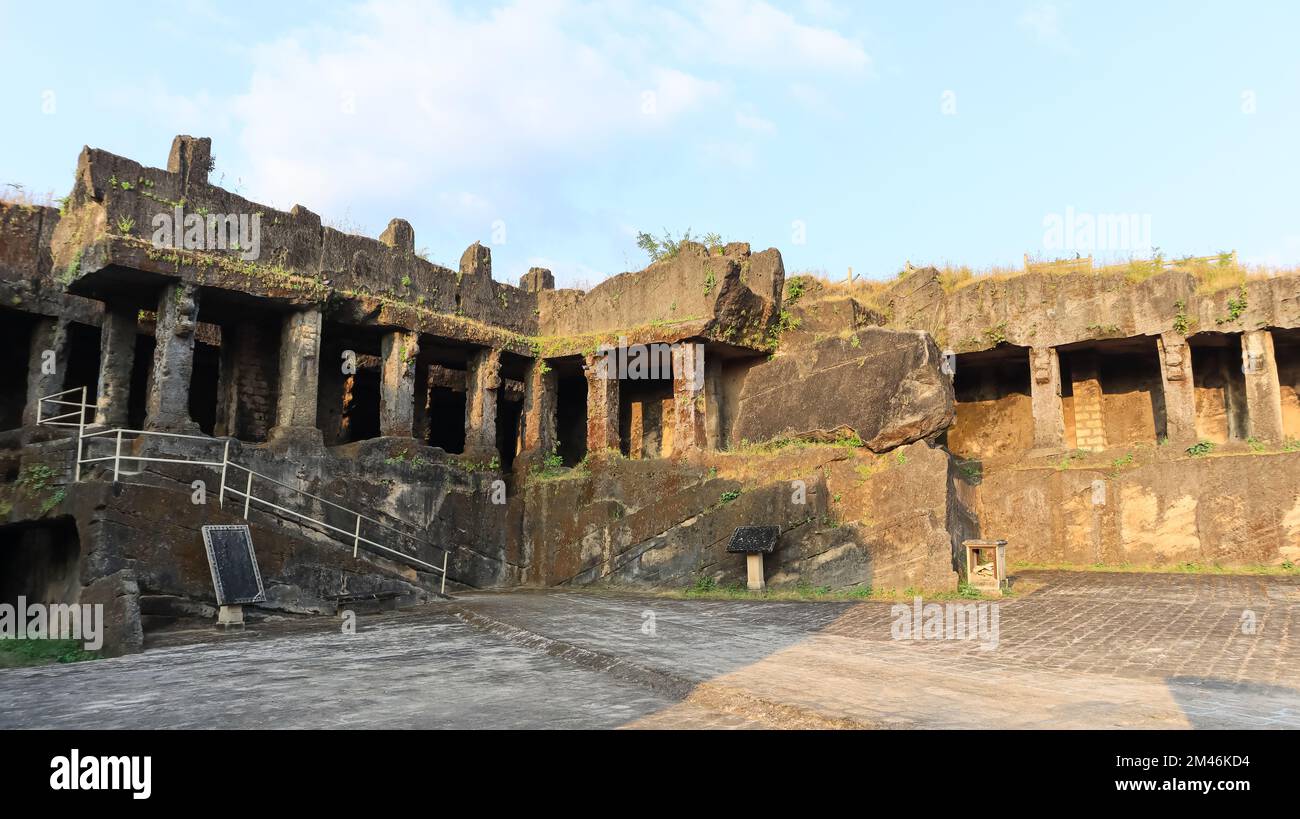 Vue de Khapra Kodiya les grottes bouddhistes de Khapra appartiennent à 3rd-4th siècle après J.-C., Junagadh, Gujarat, Inde. Banque D'Images Vue de Khapra Kodiya les grottes bouddhistes de Khapra appartiennent à 3rd-4th siècle après J.-C., Junagadh, Gujarat, Inde. Banque D'Images