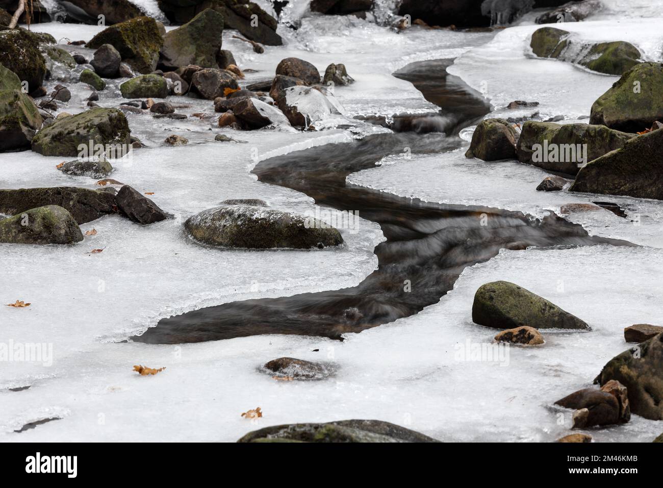 Un Bow Lee Beck partiellement gelé sous Summerhill Force, Bowles, North Pennines, Teesdale, County Durham, ROYAUME-UNI Banque D'Images