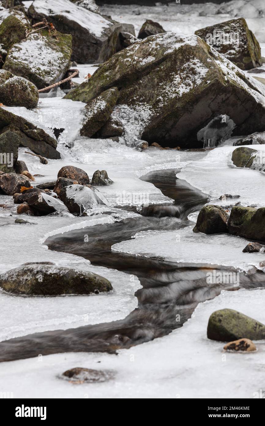 Un Bow Lee Beck partiellement gelé sous Summerhill Force, Bowles, North Pennines, Teesdale, County Durham, ROYAUME-UNI Banque D'Images
