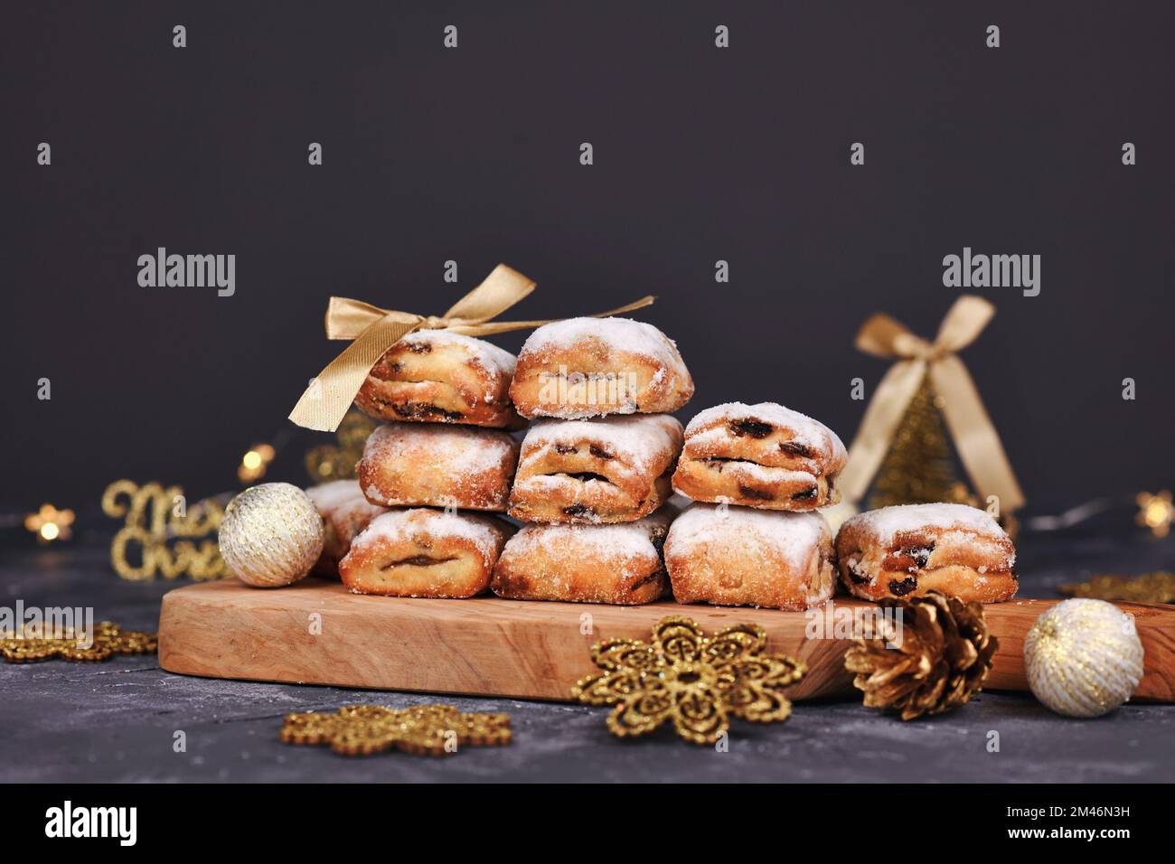 Morceaux de gâteau allemand Stollen, pain aux fruits aux noix, épices et fruits secs au sucre en poudre traditionnellement servi pendant les fêtes Banque D'Images