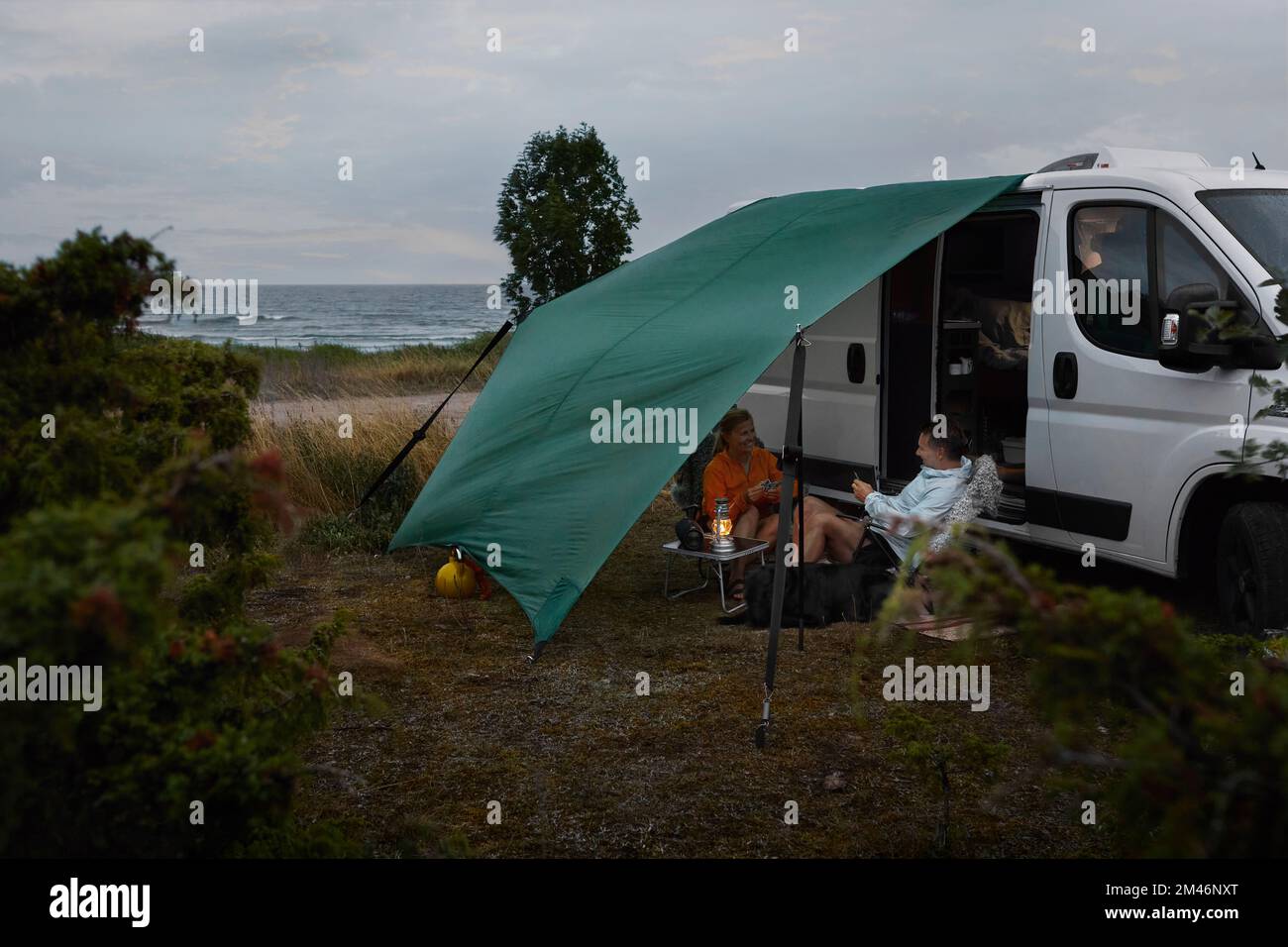 Couple camping en mer Banque D'Images