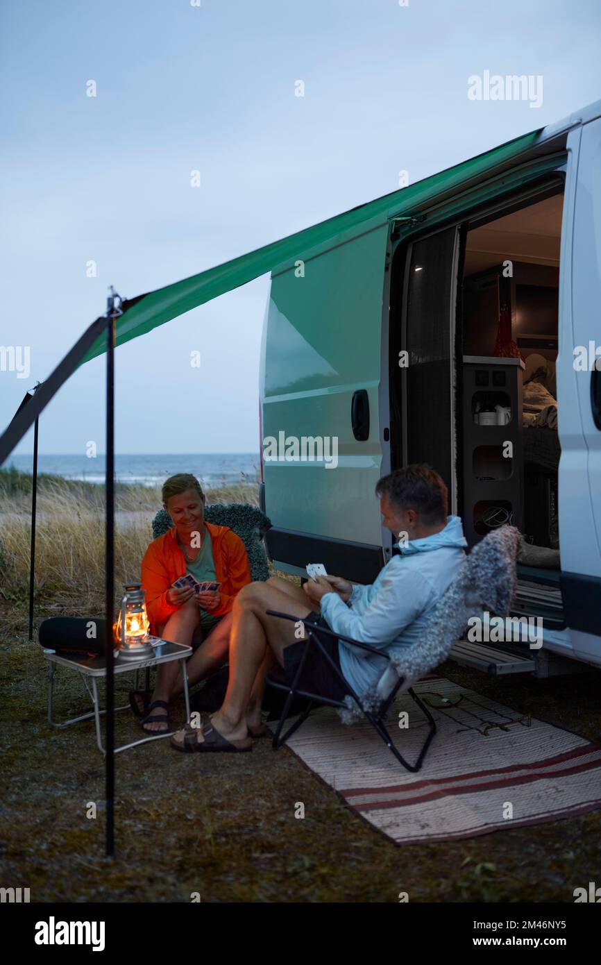 Couple playing cards Banque D'Images