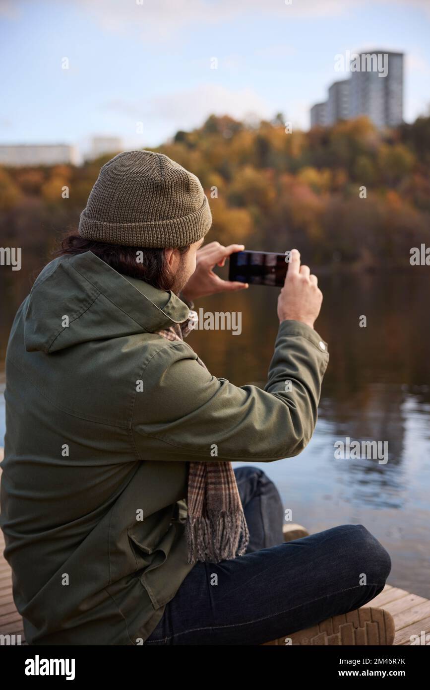 Man taking picture with cell phone Banque D'Images
