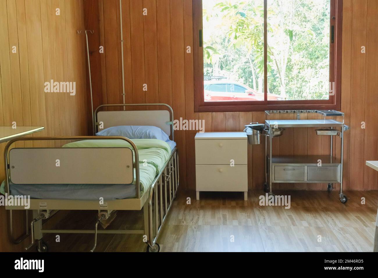 Espace de travail professionnel médical avec table et équipement de premiers soins placé à côté du lit d'hôpital dans la chambre. concept de médecine et de soins de santé Banque D'Images