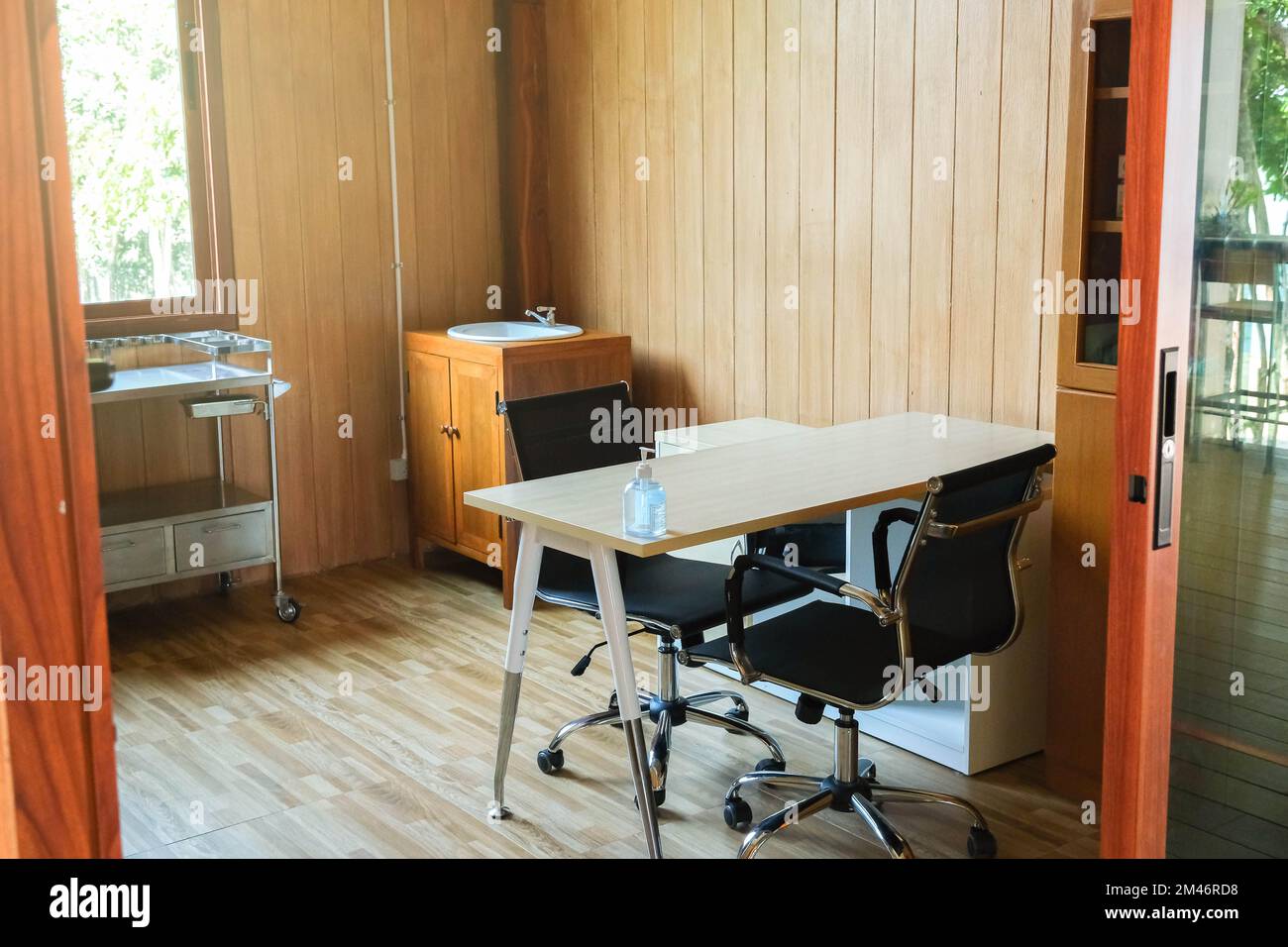 Espace de travail professionnel médical avec table et équipement de premiers soins dans la chambre. concept de médecine et de soins de santé Banque D'Images