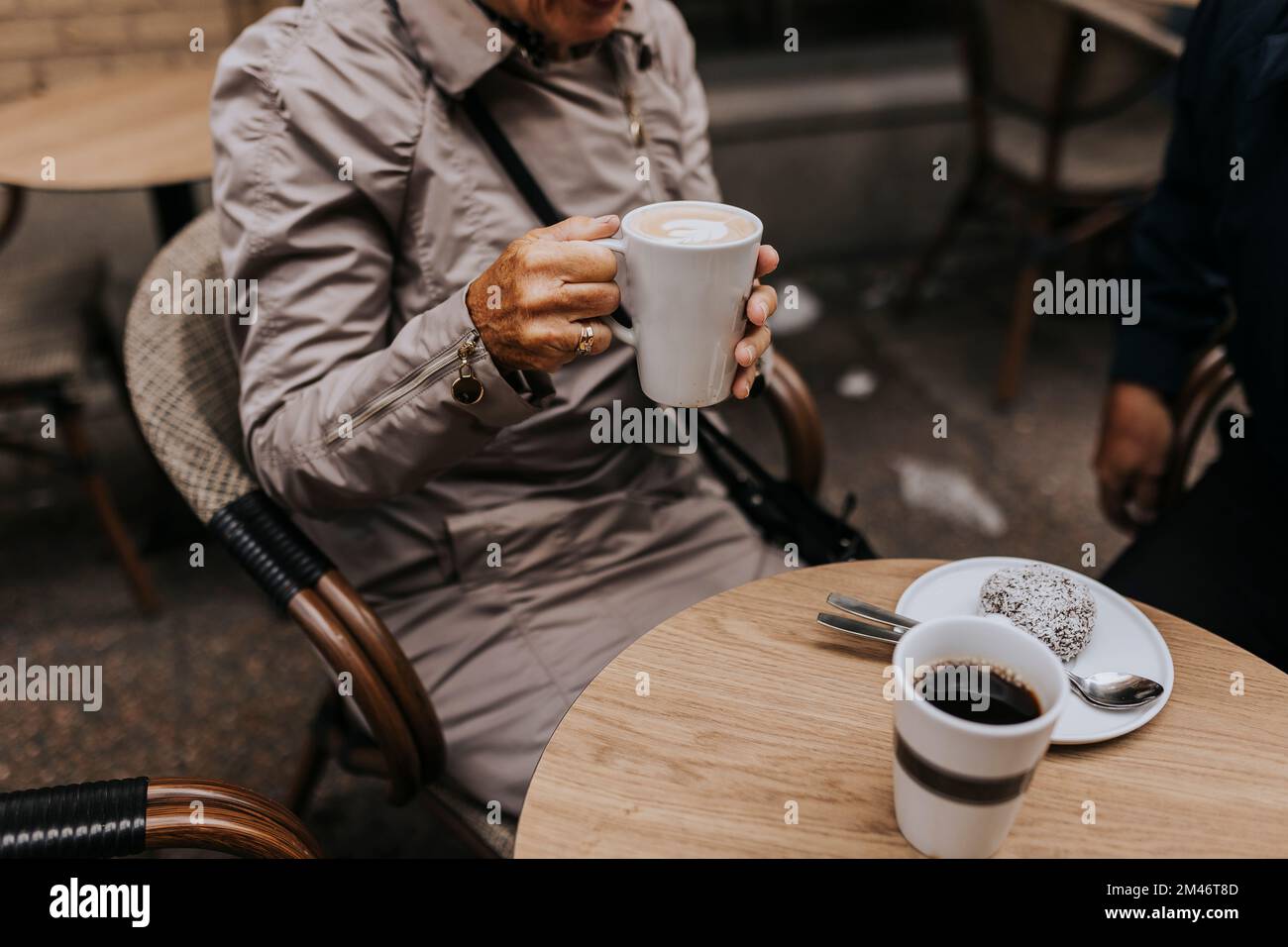 Senior woman holding Coffee cup in cafe Banque D'Images